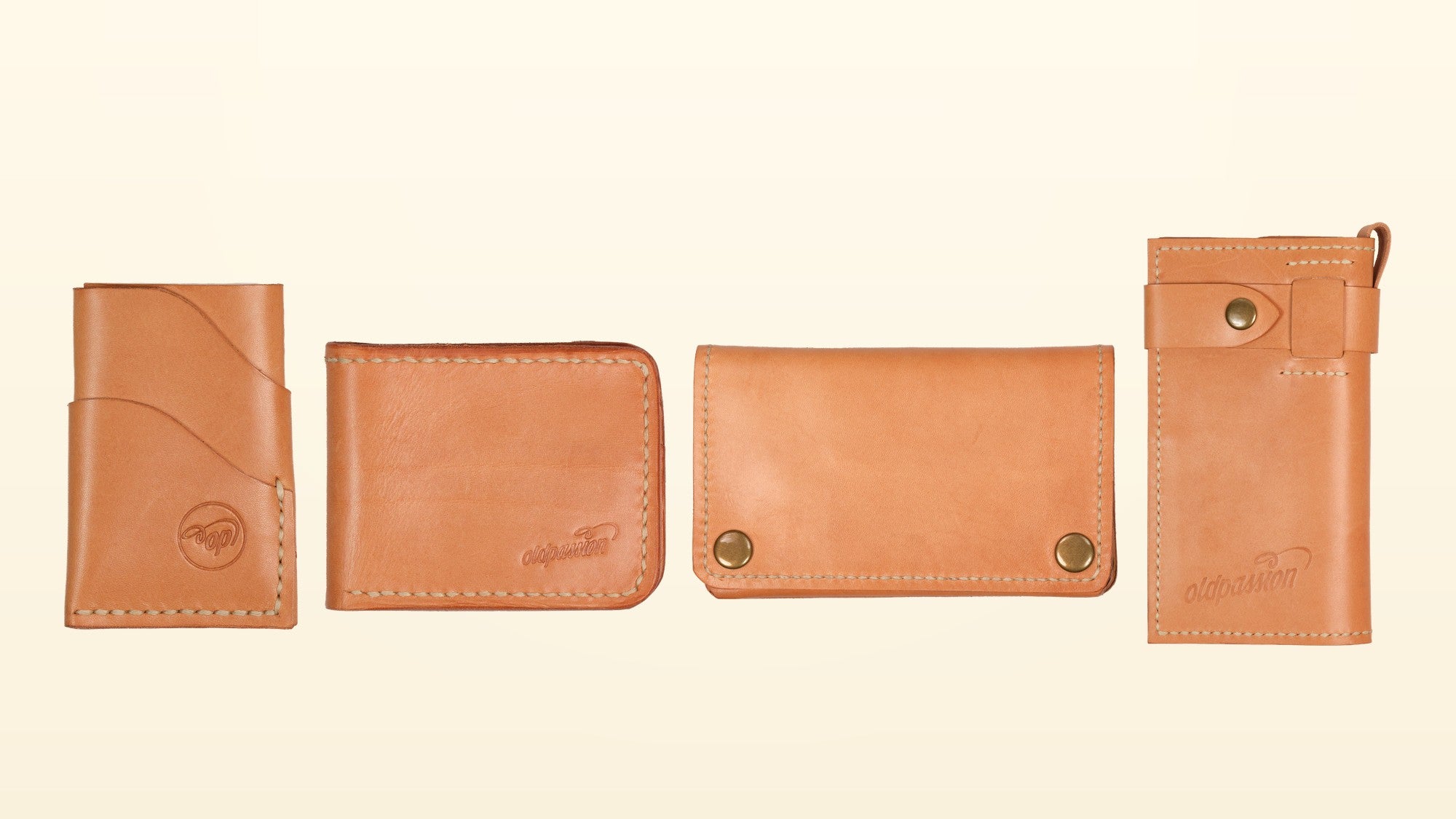Vier handgemachte oldpassion Leder-Portemonnaies nebeneinander auf warmem Hintergrund: Kartenhalter bur(r)ito, Bifold, Trucker Wallet und Long Wallet aus pflanzlich gegerbtem Leder in nature.