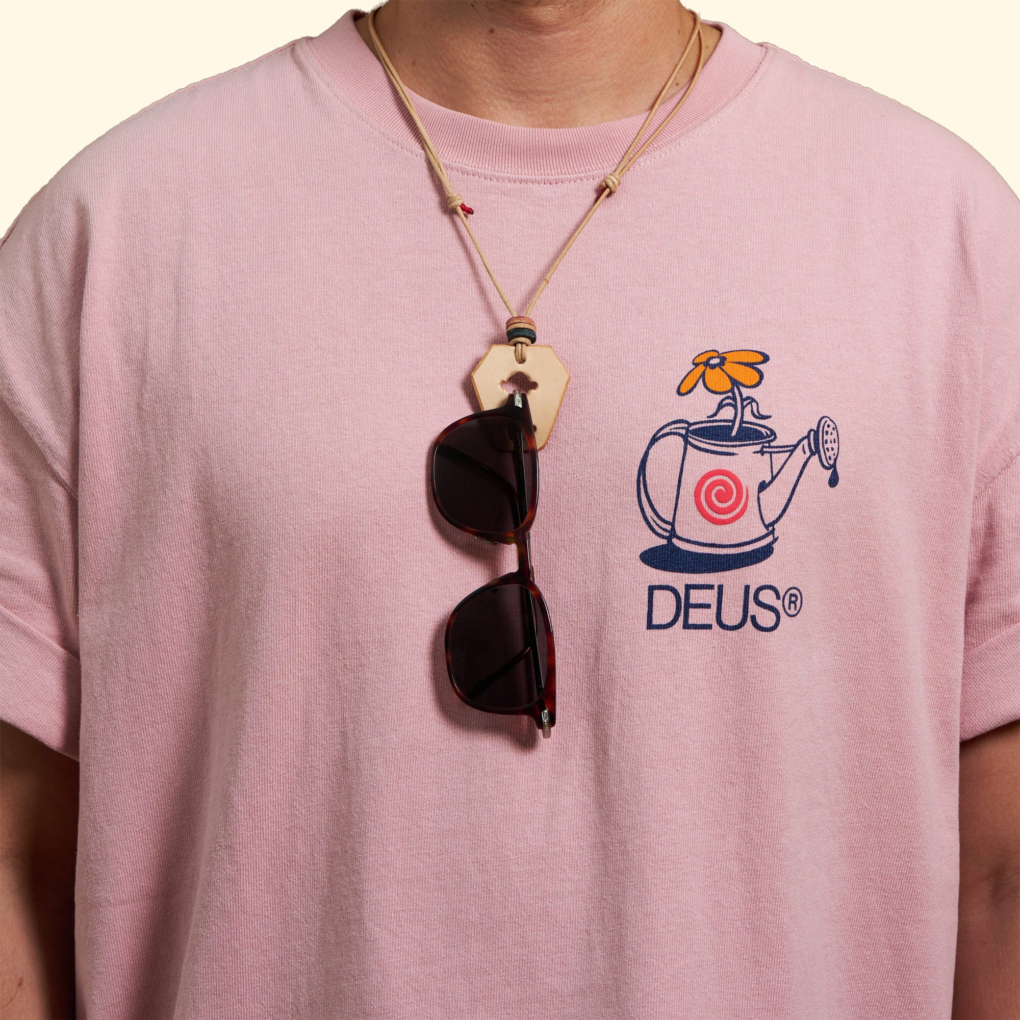 Eyeglasses-Necklace-Echtleder-Brillenkette-Nature-oldpassion-from-prison-with-love-t-shirt-pink