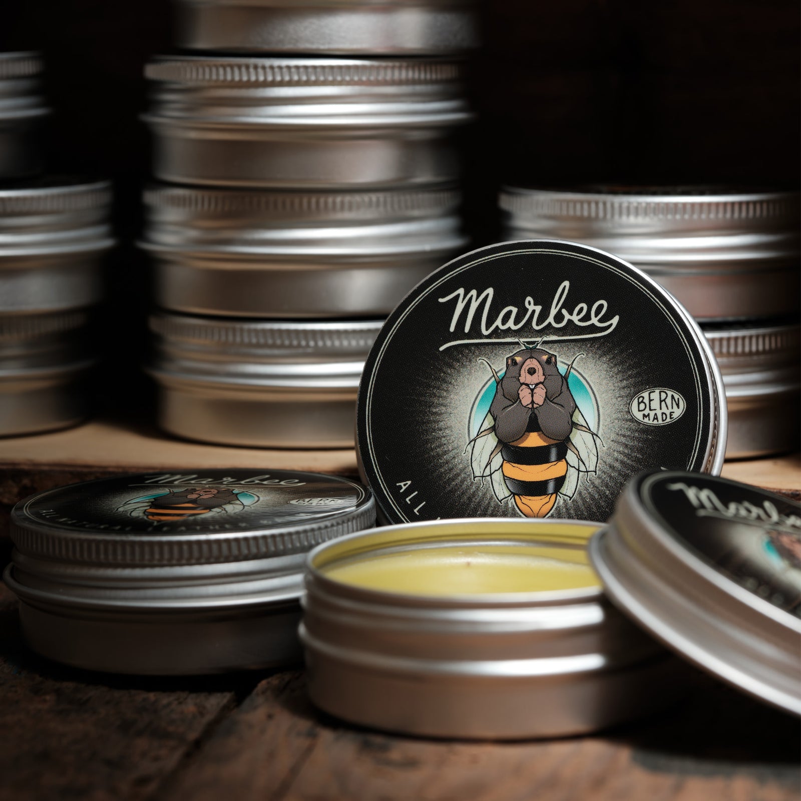 Marbee-All-Natural-Leather-Balm-Lederpflegemittel-oldpassion-hochwertige-lederpflege-aus-der-schweiz-100%-natürliche-zutaten-olivenoel-schweizer-bienenwachs-murmeltieroel