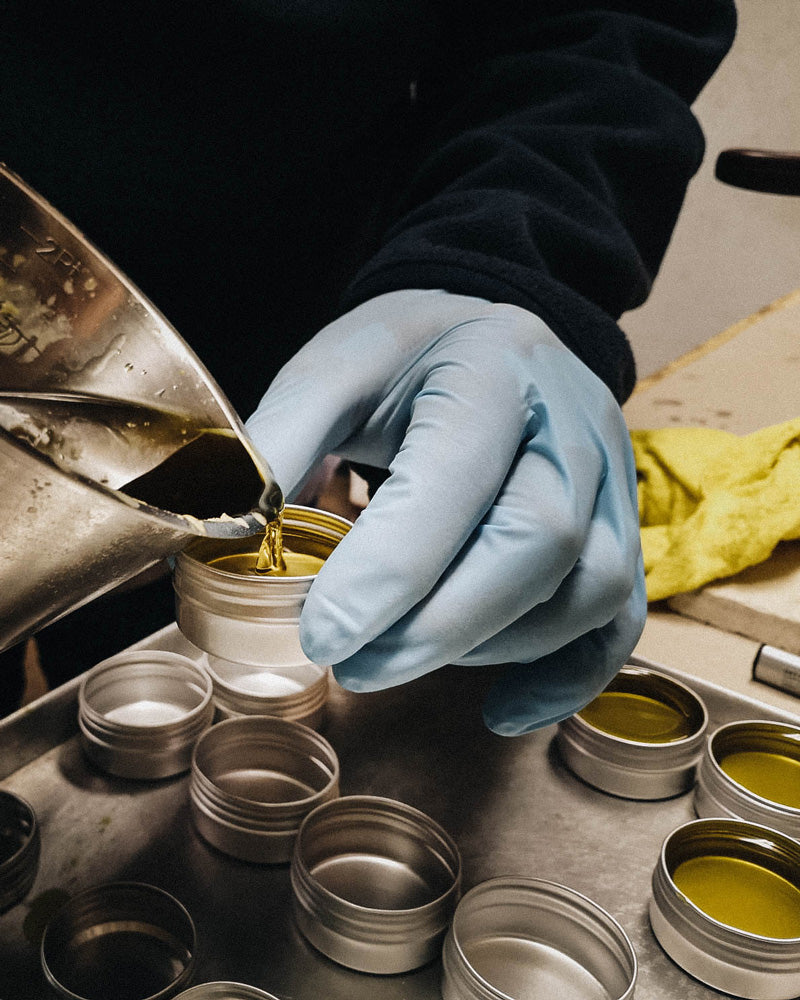 Marbee-all-natural-leather-balm-herstellung-10_Abfüllen-der-Lederpflege