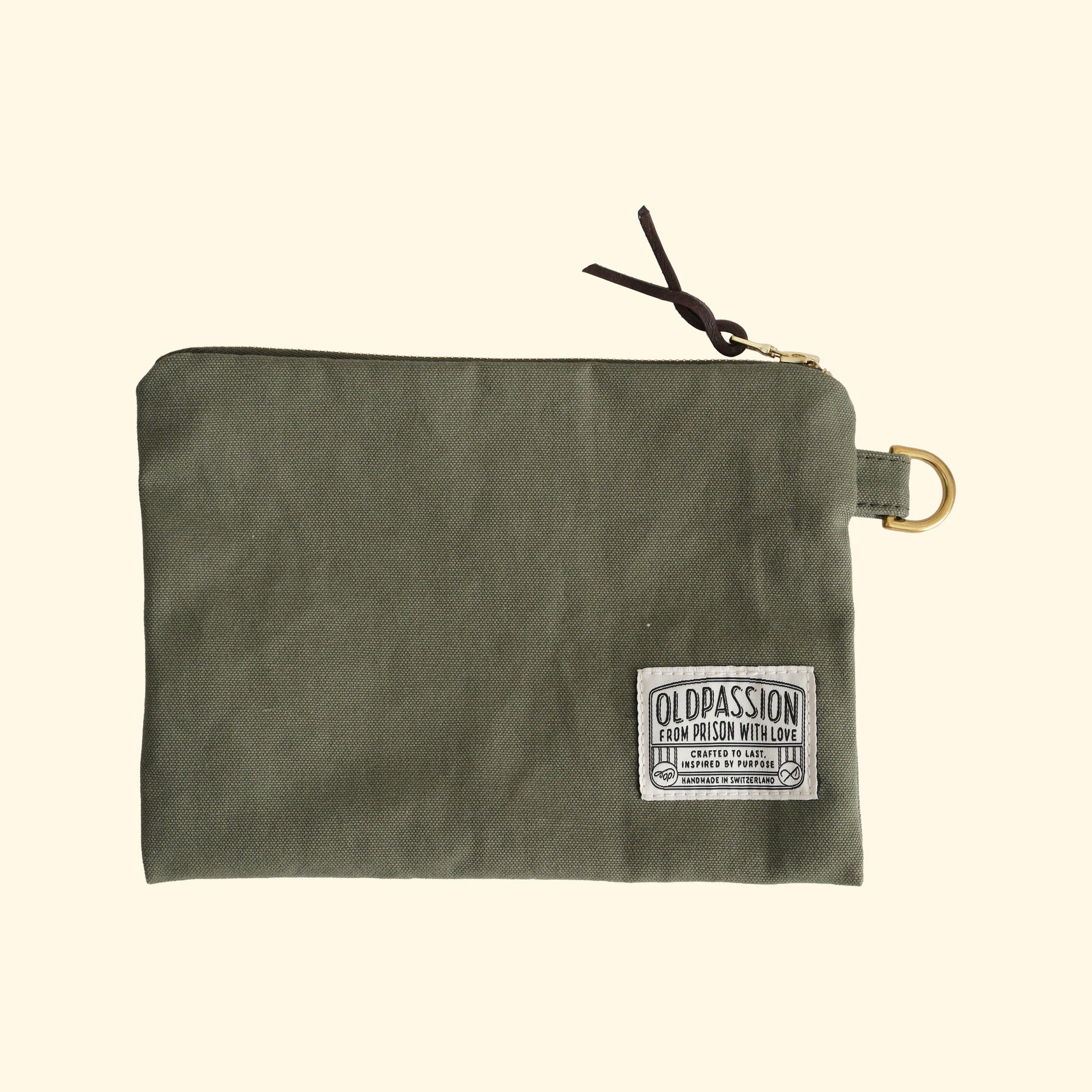 Canvas Pouch No.1, olive, Vorderseite mit eingewebter Etikette