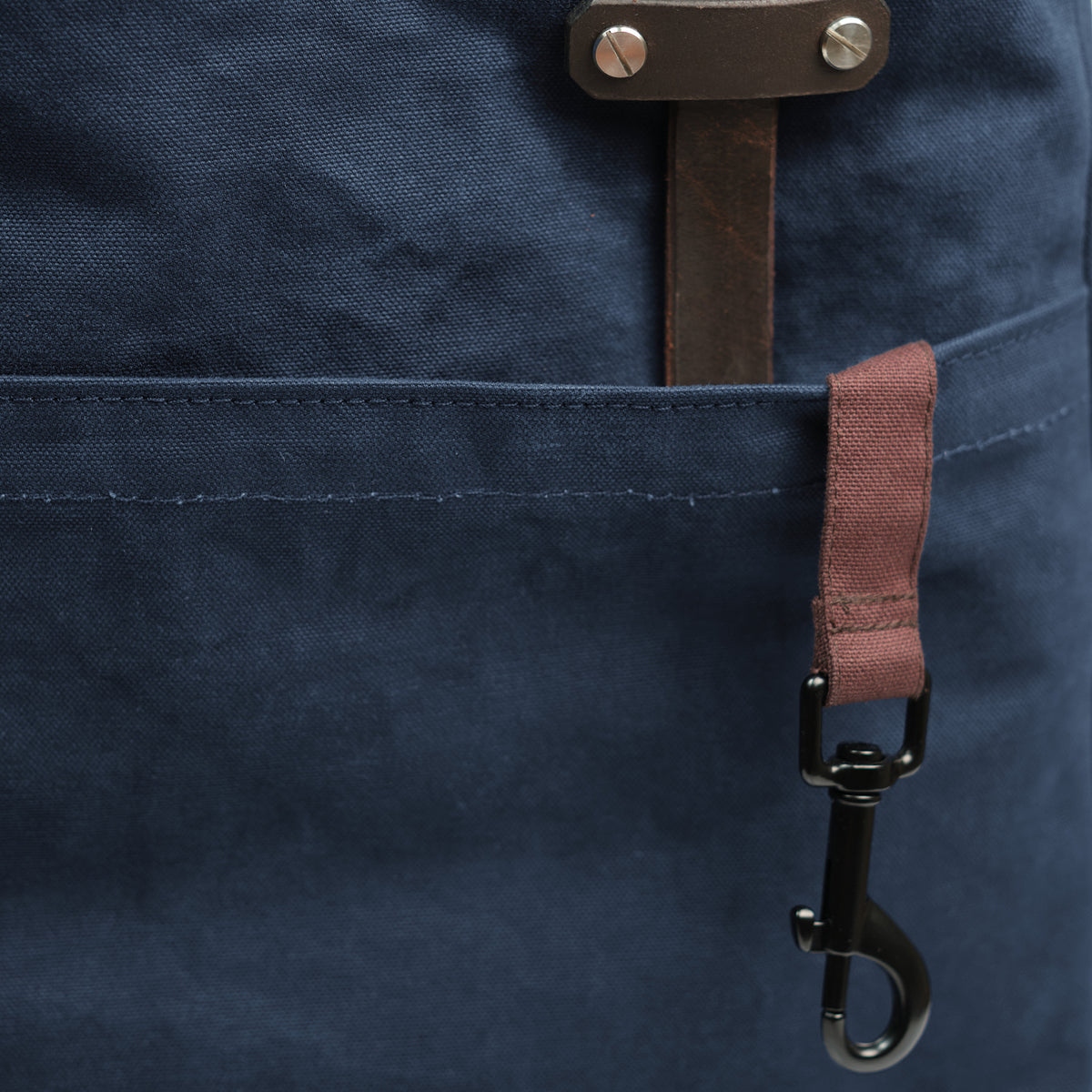 Canvas Tote Bag No.1, marine, Detail von Karabinerbefestigung und Ledergriff