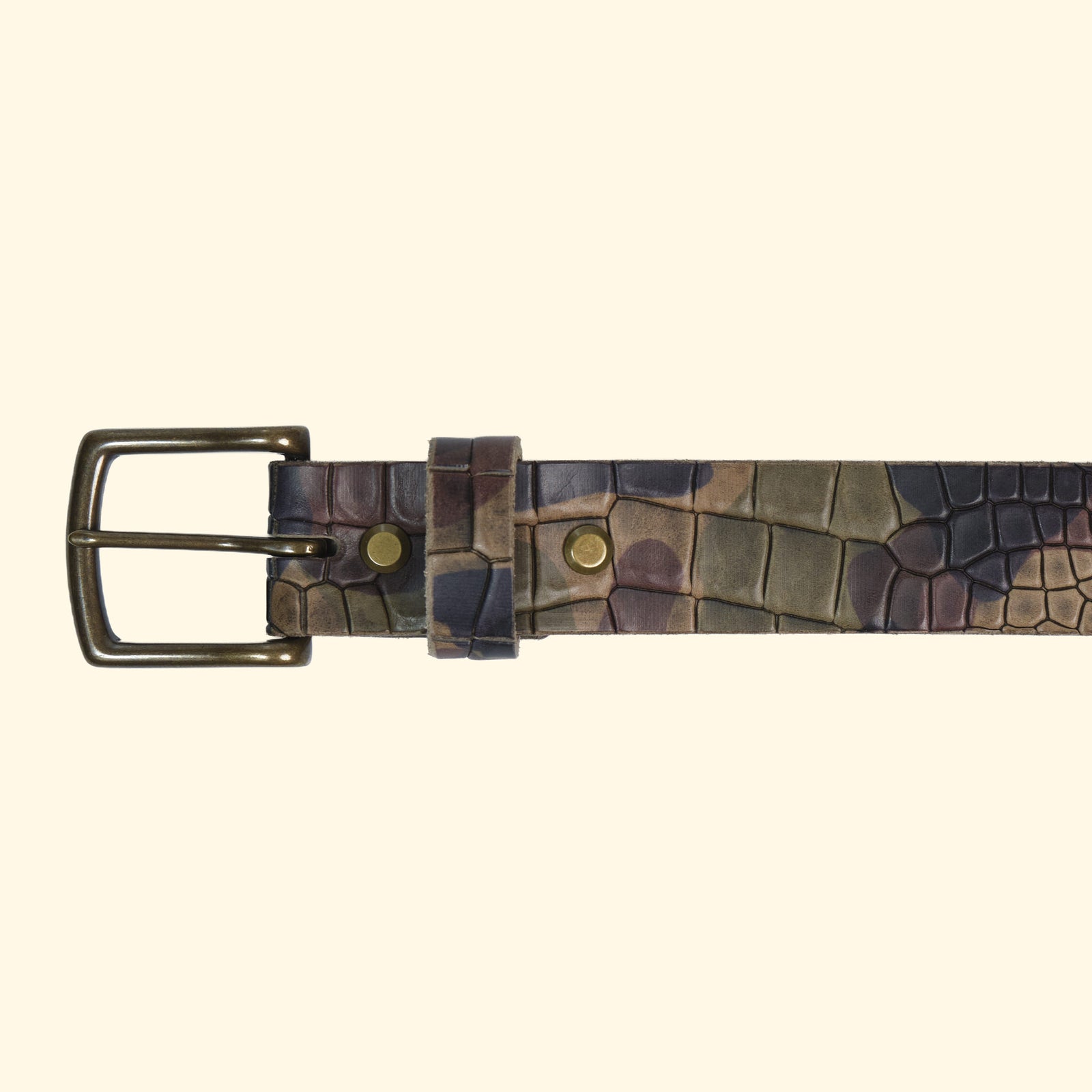 Frontansicht des oldpassion Gürtels op belt Croccu Camo Verde mit antikfarbener Messingschnalle, Camouflage-Lederstruktur und zwei Schlaufen