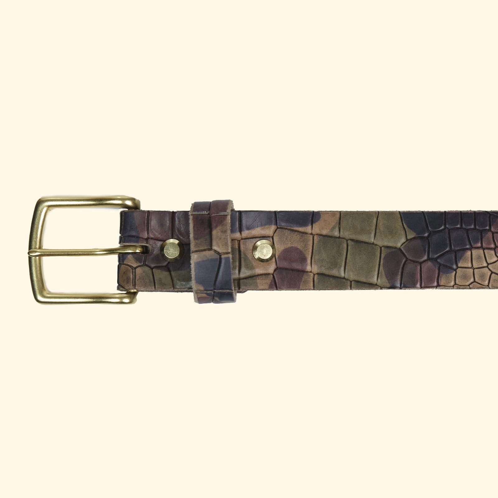 Frontansicht des oldpassion Ledergürtels op belt Croccu Camo Verde mit goldfarbener Messingschnalle, Camouflage-Croco-Prägung und doppelter Gürtelschlaufe