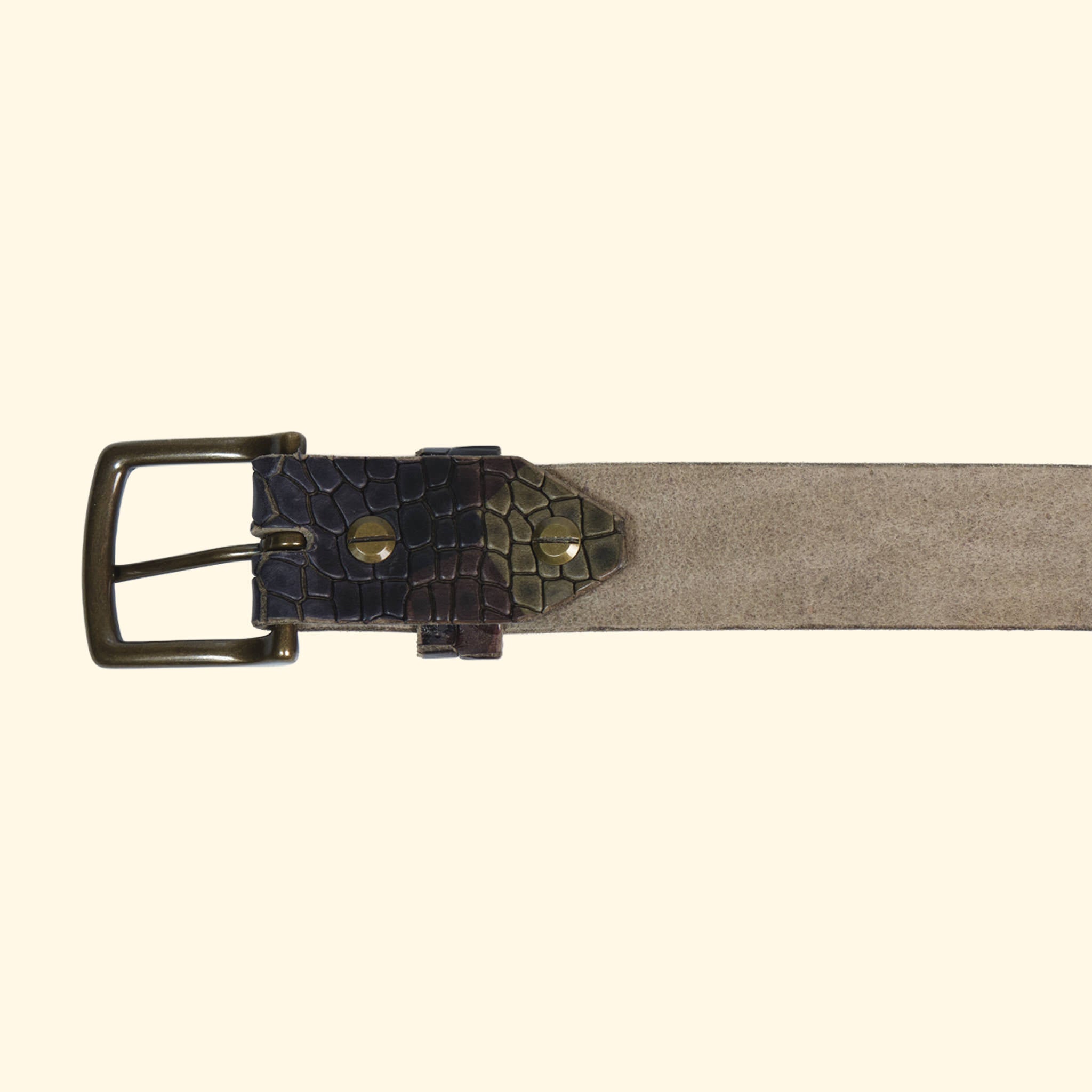 Rückseite des oldpassion Ledergürtels op belt Croccu Camo Verde mit antikfarbener Messingschnalle und verschraubtem Croco-Camouflage-Leder