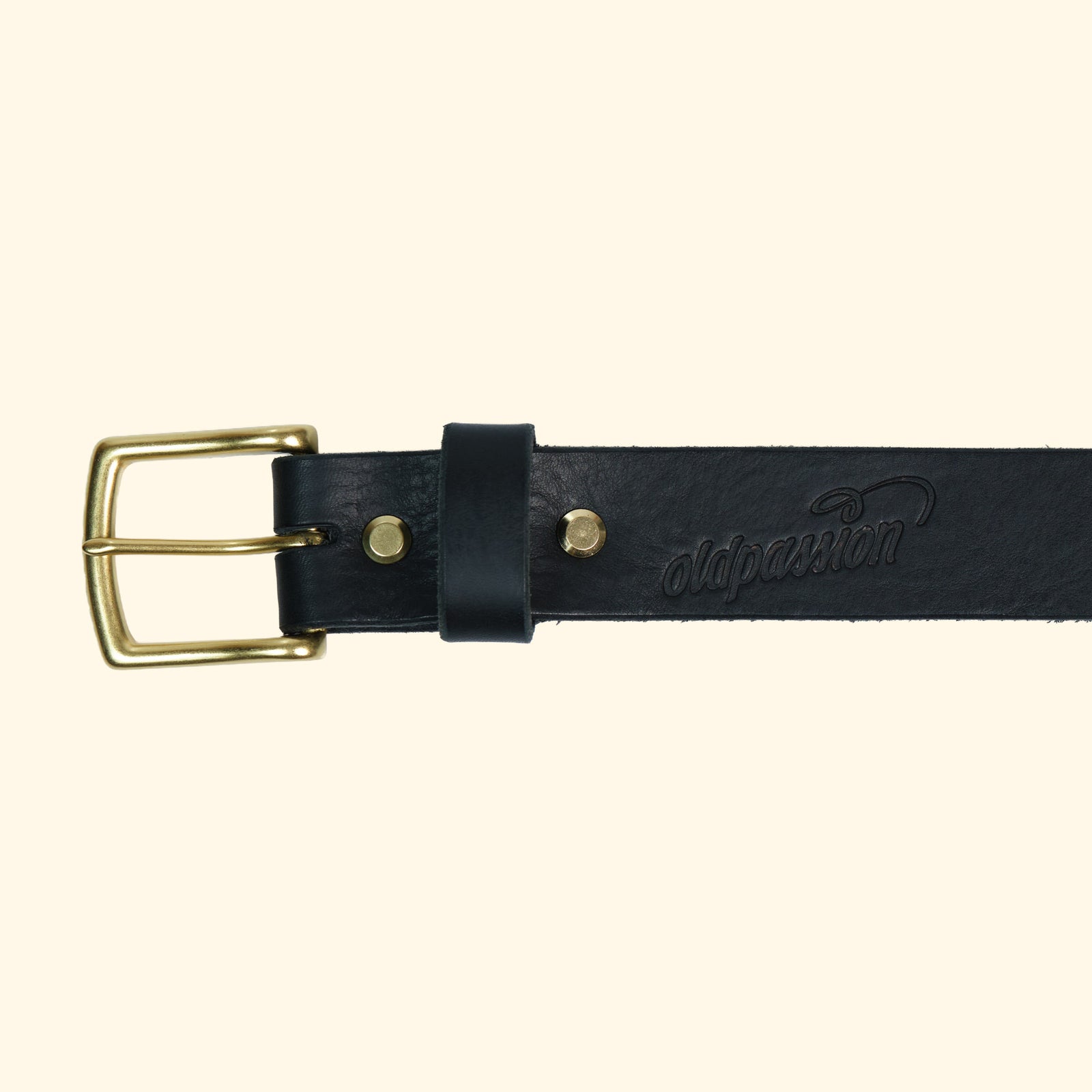 Detailansicht des op belt in Old England Nero mit goldfarbener Schnalle, zurückhaltender Prägung und feiner Ledermaserung.