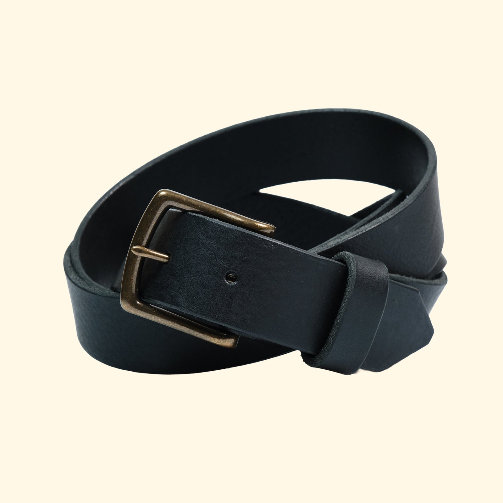 Schwarzer Ledergürtel op belt in Old England Nero mit antik-farbener Schnalle und matter, fein geprägter Oberfläche in Frontansicht.