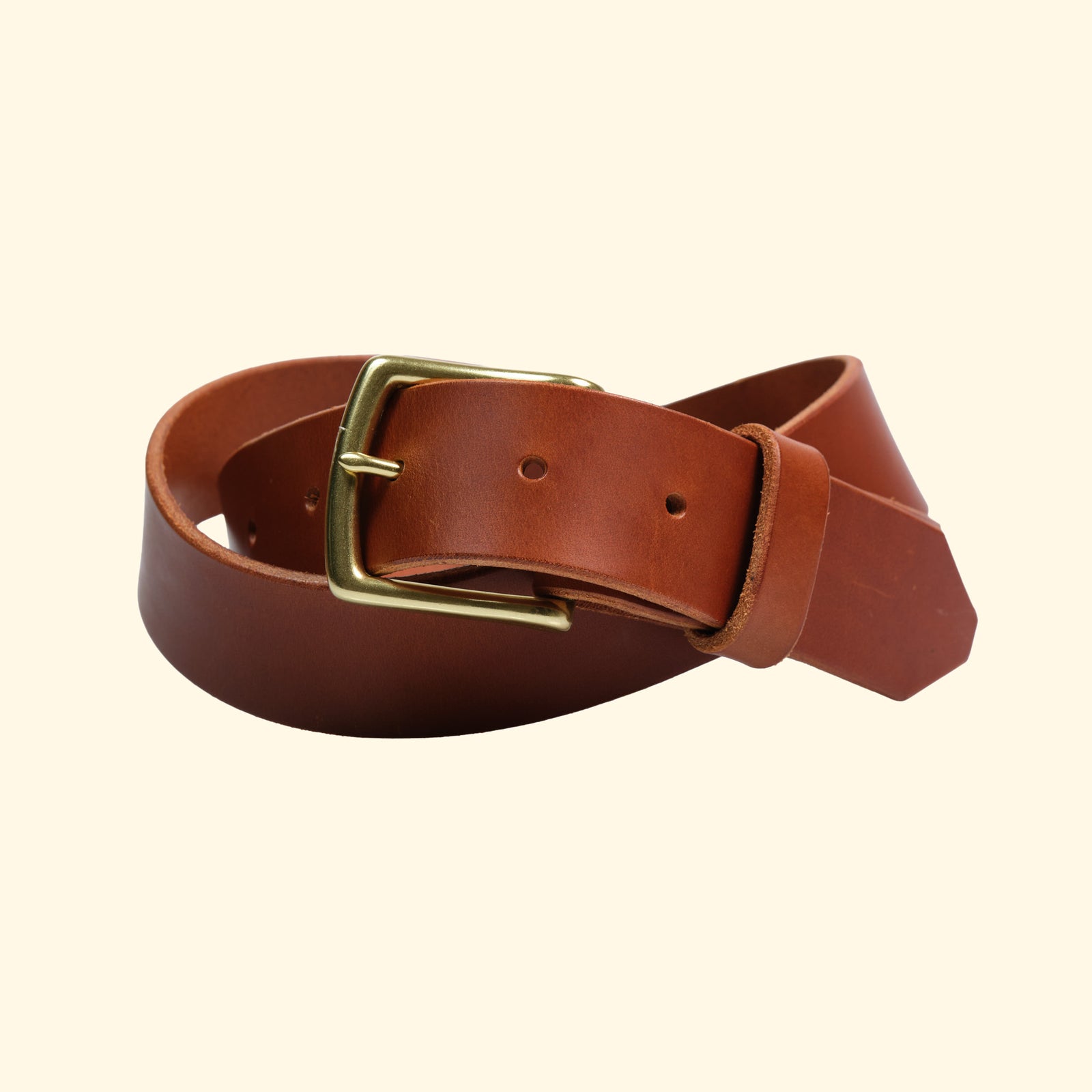 Massgefertigter Ledergürtel aus cognacfarbenem Rindsleder mit goldfarbener Schnalle in hochwertiger Frontansicht, handgefertigt in der Schweiz.