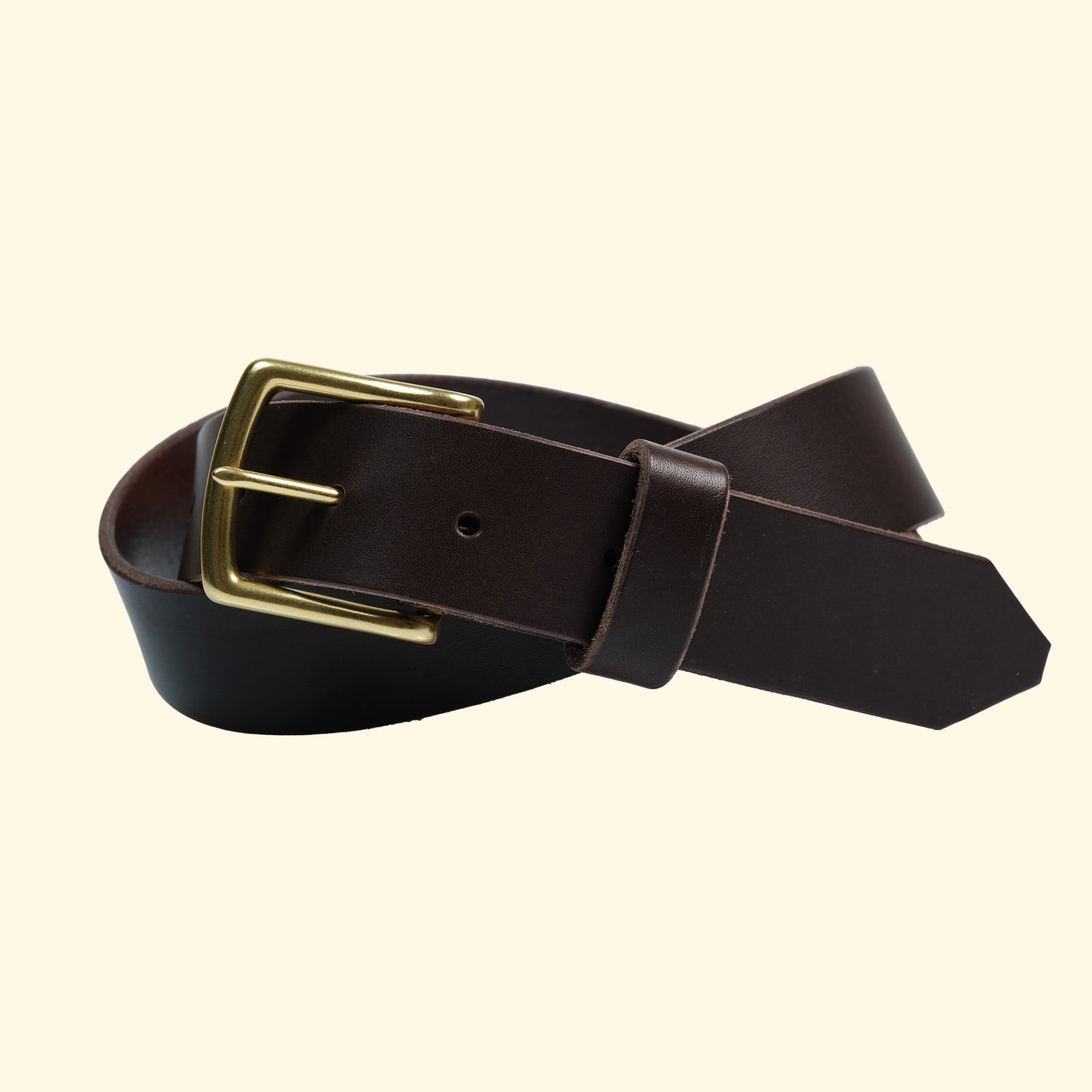 Ledergürtel op belt in Rocky Dark Brown mit goldfarbener Messingschnalle und glatter, tiefbrauner Oberfläche in Frontansicht.