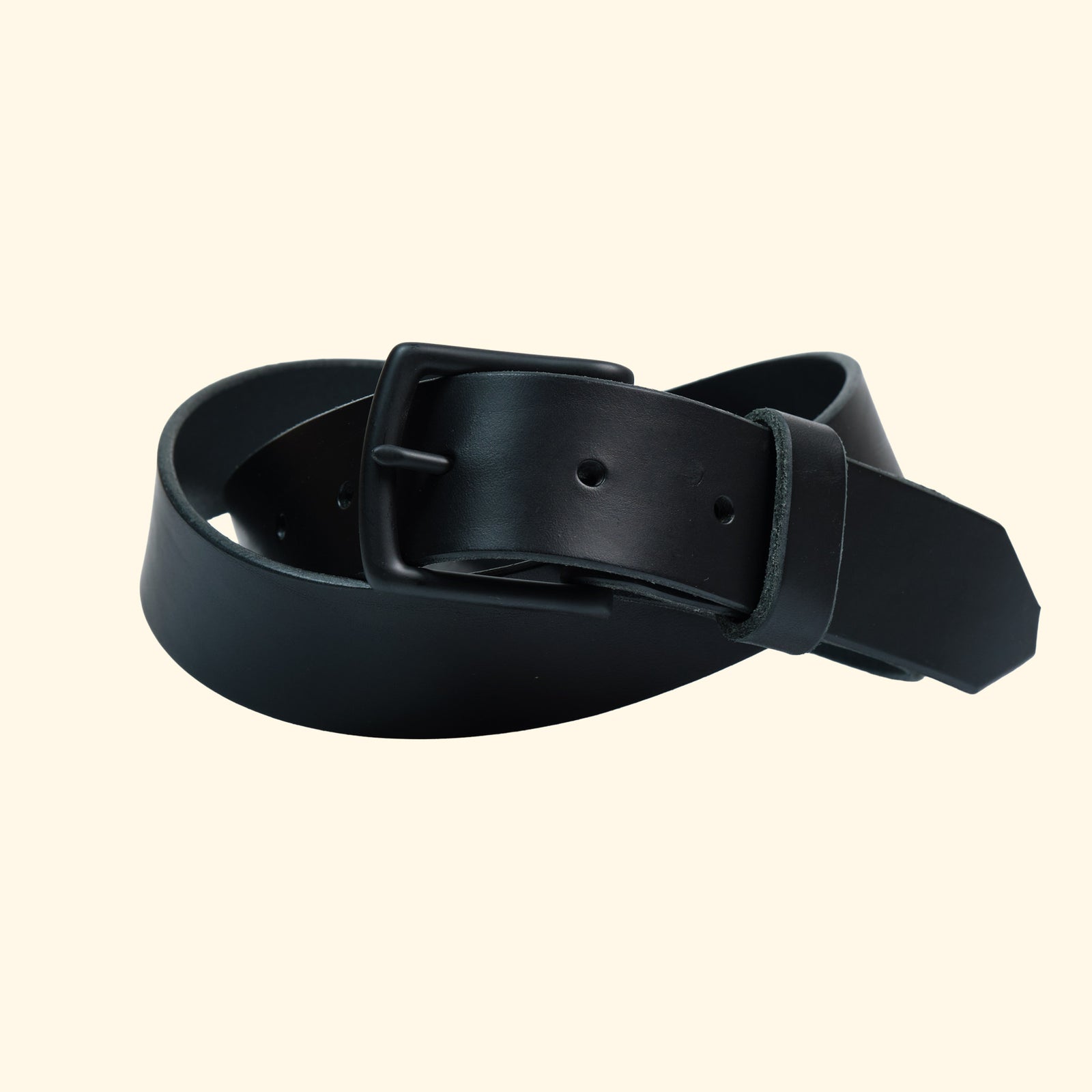 Ledergürtel op belt in Rocky Nero mit schwarzer Schnalle und matter, glatter Oberfläche in Frontansicht.