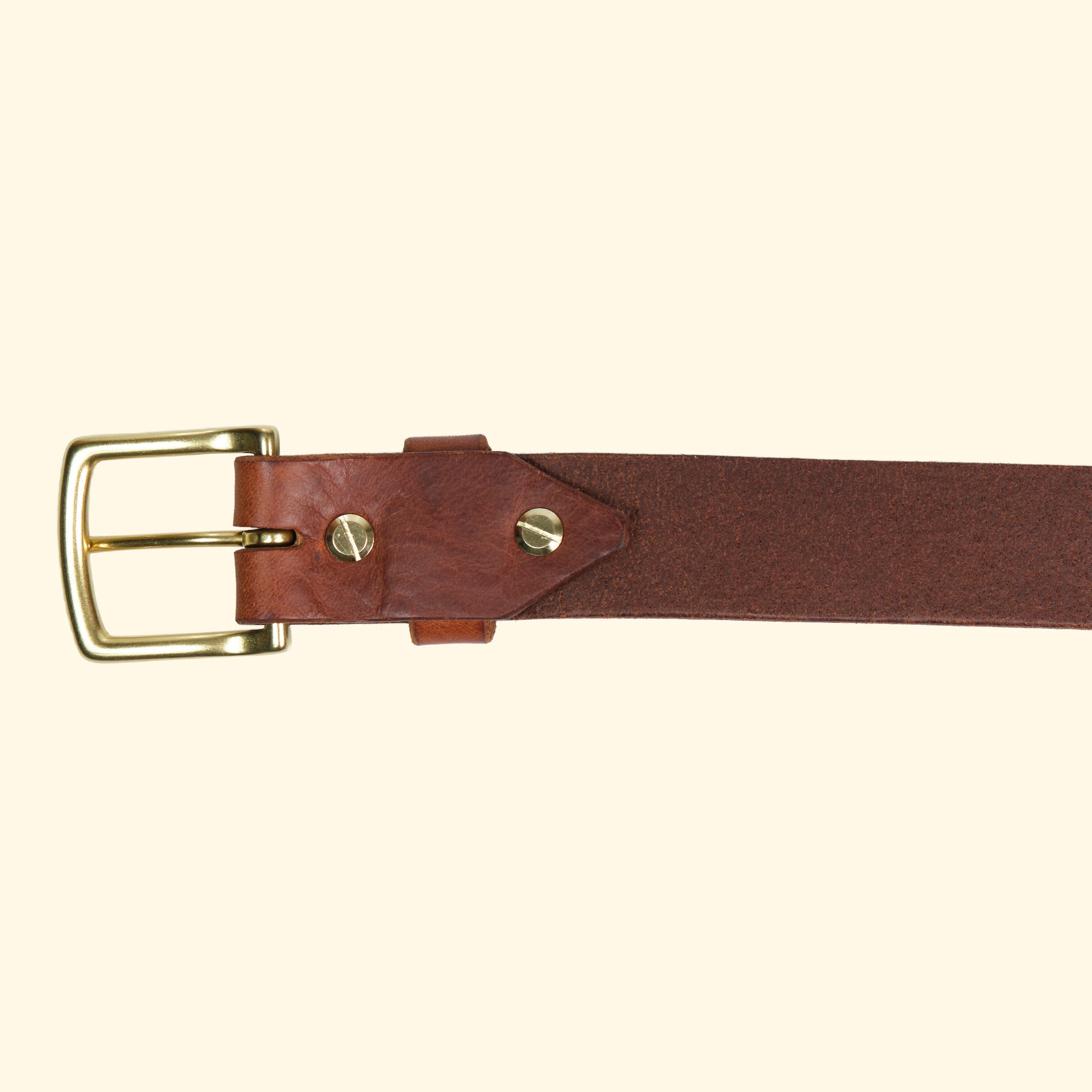 Rückansicht des op belt in Old England Marrone mit goldfarbener Schnalle und Schraubnieten auf naturbelassener Lederinnenseite.