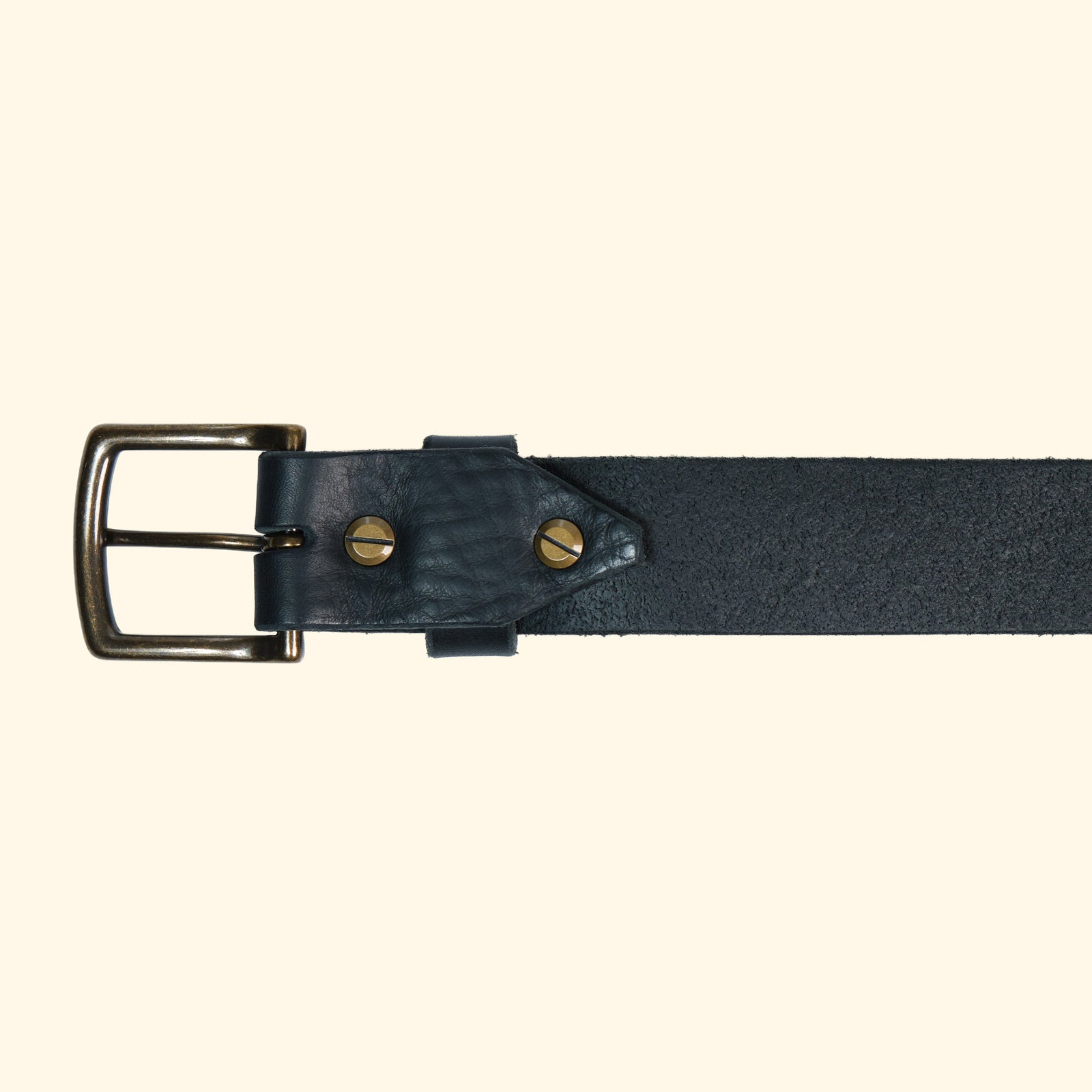 Rückansicht des op belt in Old England Nero mit antik-farbener Schnalle, sichtbaren Schraubnieten und strukturierter Lederinnenseite.
