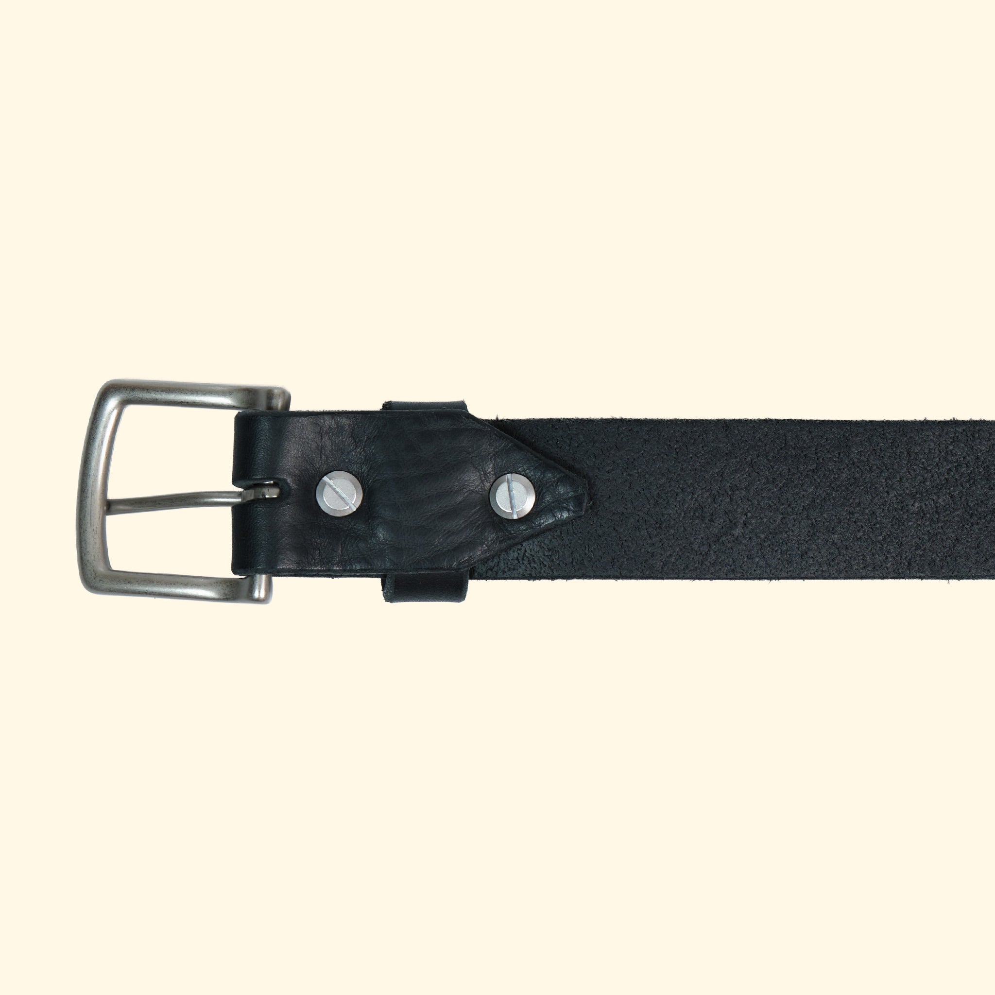 Rückansicht des op belt in Old England Nero mit silberner Schnalle, strukturierter Lederinnenseite und sichtbaren Schraubnieten.
