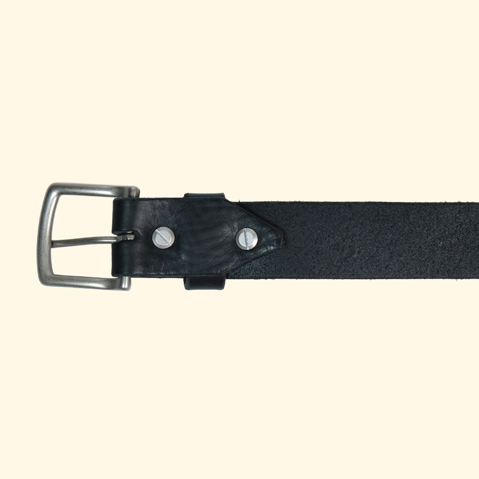 Rückansicht des op belt in Old England Nero mit silberner Schnalle, strukturierter Lederinnenseite und sichtbaren Schraubnieten.