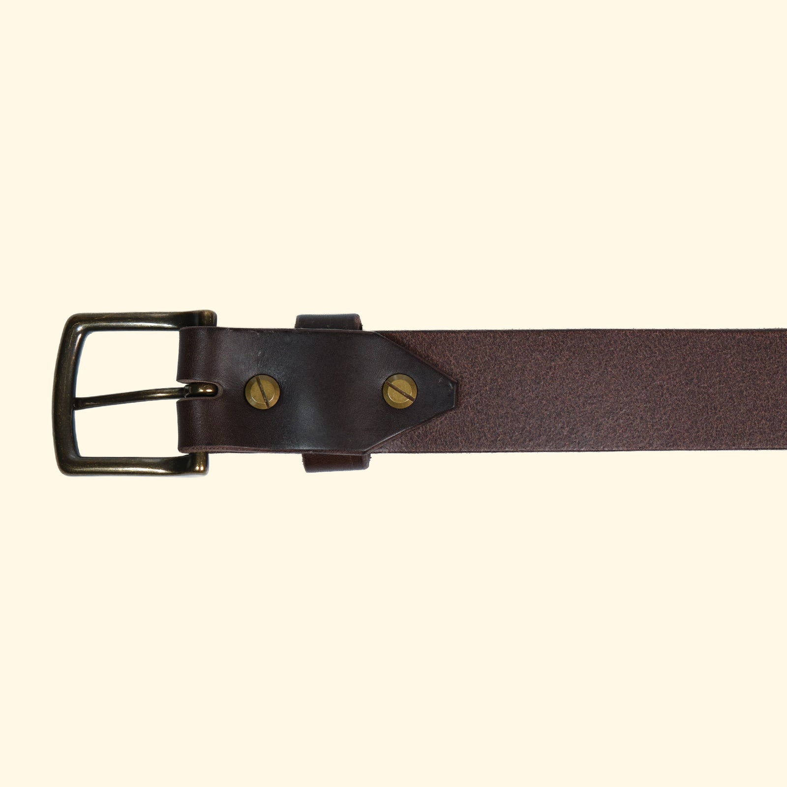 Rückansicht des op belt in Rocky Dark Brown mit antik-farbener Messingschnalle und naturbelassener Innenseite.