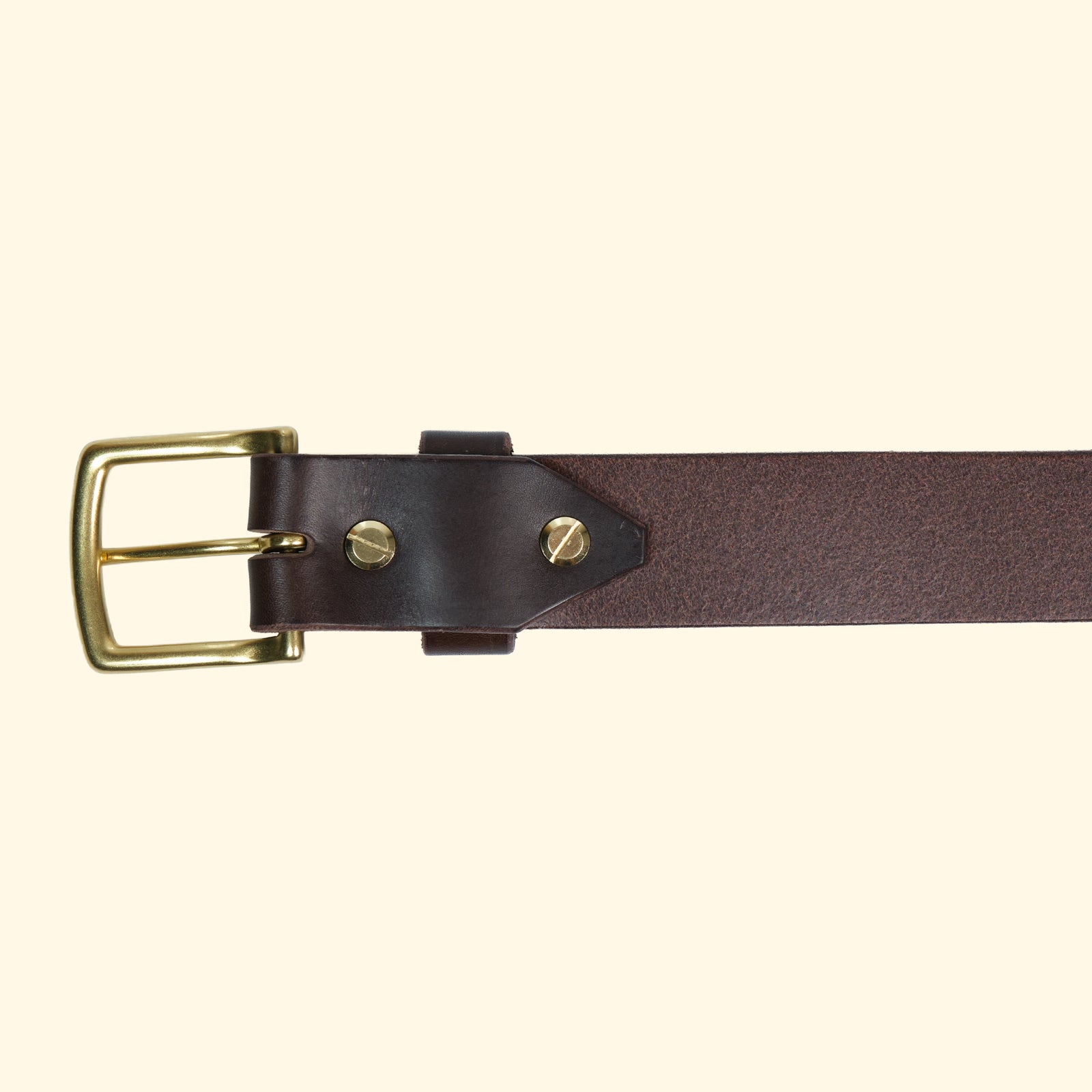 Rückansicht des op belt in Rocky Dark Brown mit goldfarbener Schnalle und naturbelassener Lederinnenseite.