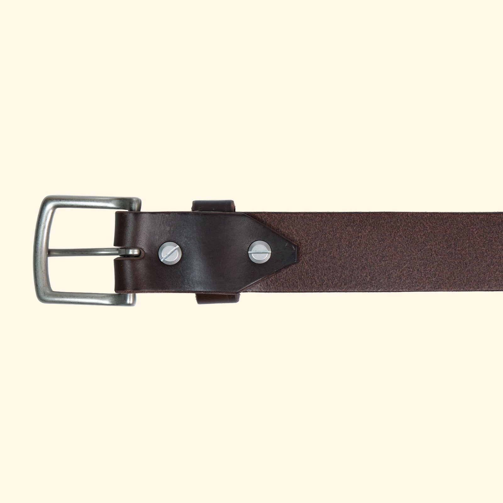 Rückansicht des op belt in Rocky Dark Brown mit silberner Schnalle, sichtbaren Schraubnieten und naturbelassener Lederinnenseite.