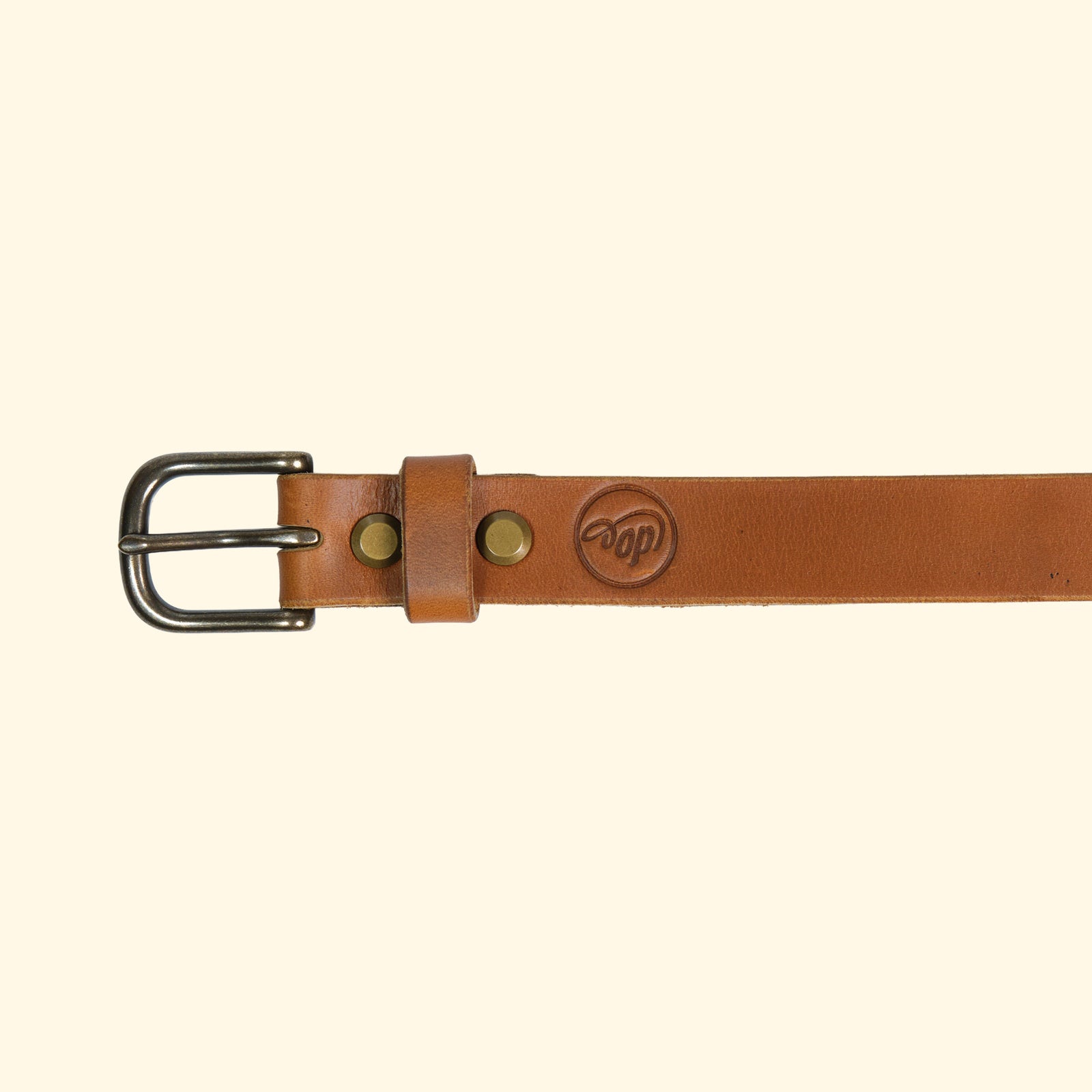 Detailansicht des op belt slim in Sunflower mit op Logo-Prägung, antiker Dornschliesse und Lederschlaufe – aus Horween Cavalier Leder, handgefertigt in der Schweiz.