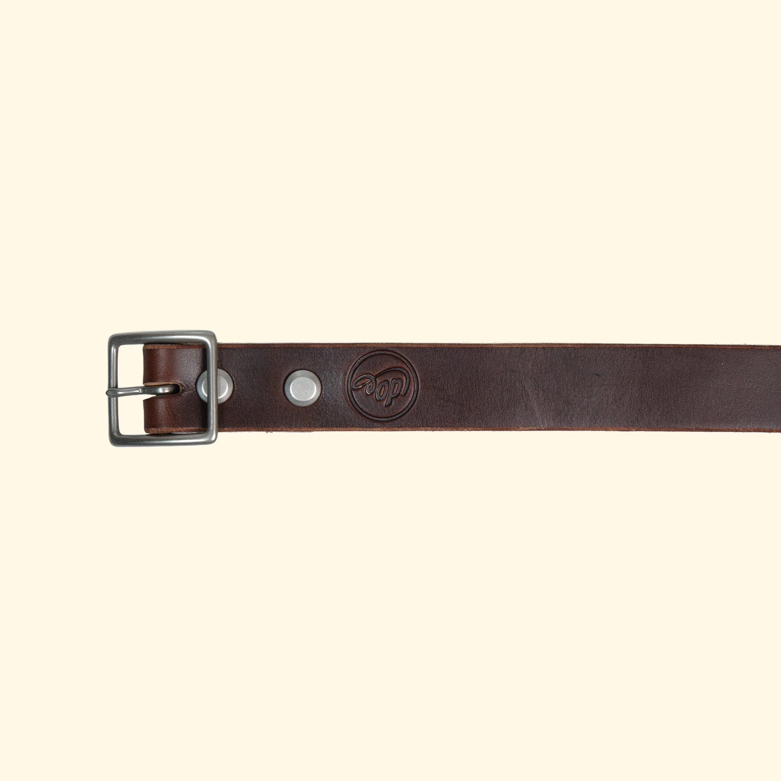 Aussenseite des oldpassion Gürtelmodells op belt slim aus Horween Chromexcel in Dunkelbraun mit silberfarbener Mittelsteg-Dornschliesse und dezentem Präglogo.