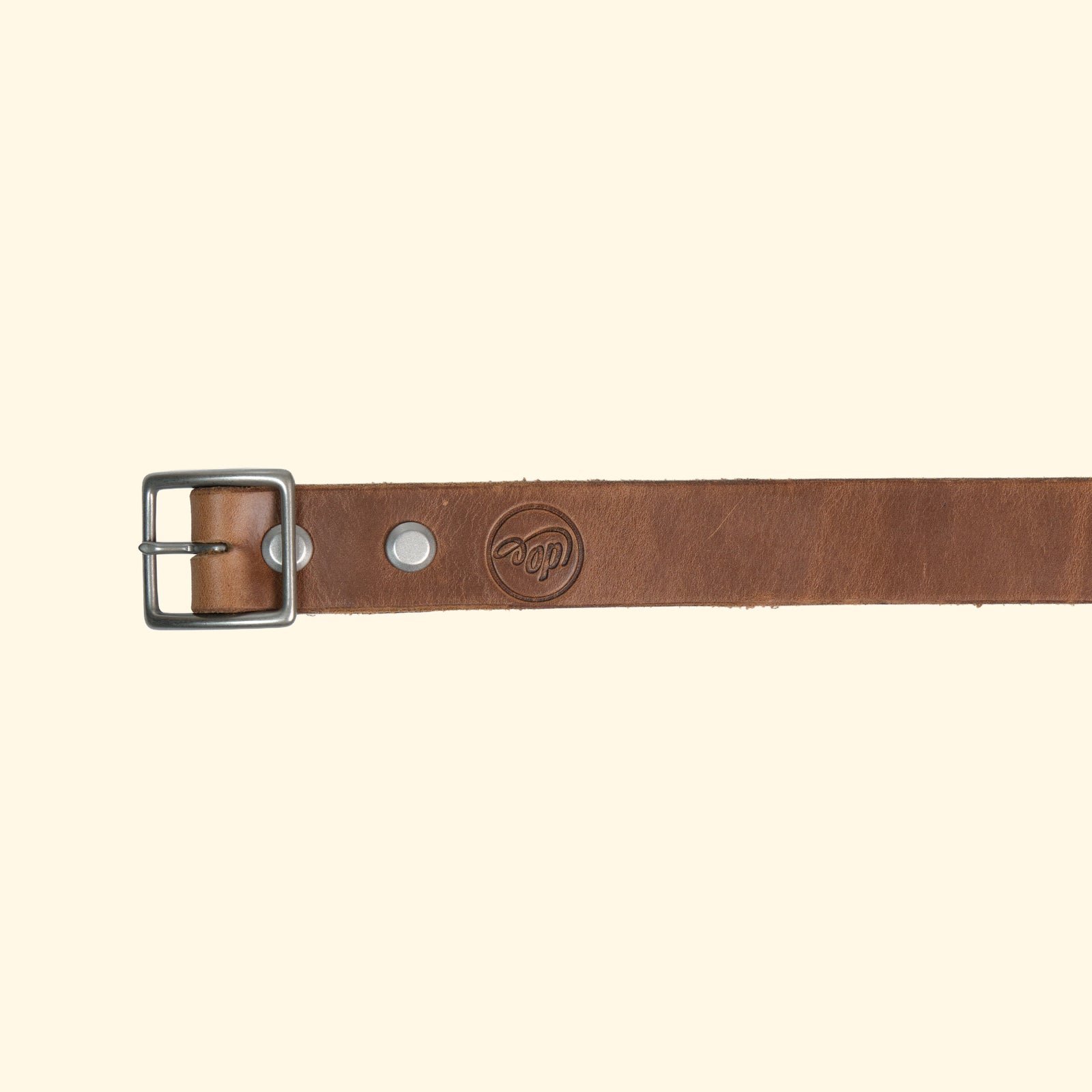 Aussenseite des op belt slim aus Horween Chromexcel in Natural mit silberfarbener Mittelsteg-Dornschliesse und dezentem oldpassion-Präglogo.