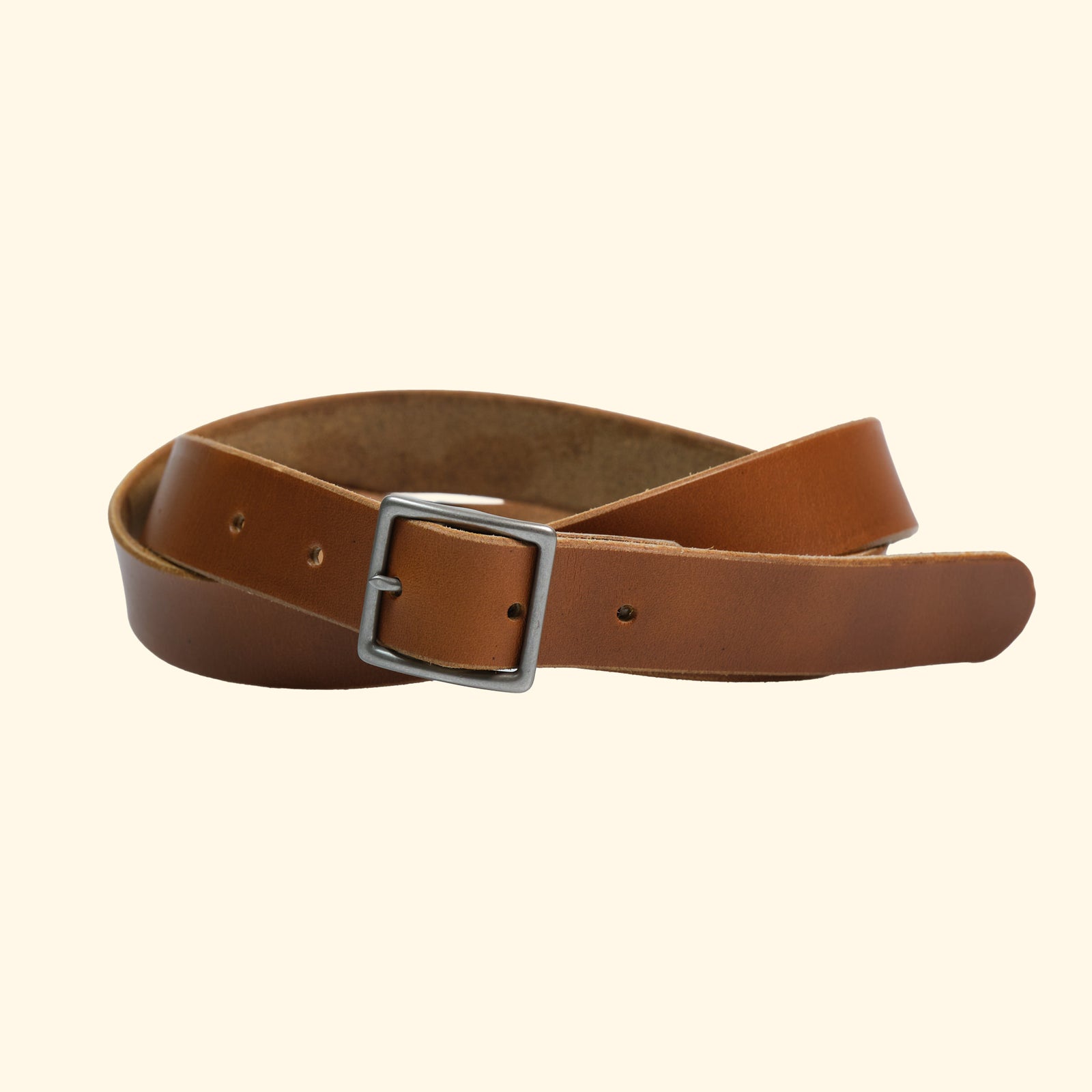 Vorderansicht des oldpassion op belt slim aus Horween Cavalier Leder in Sunflower mit schmaler, silberner Mittelsteg-Schnalle – handgefertigt in der Schweiz