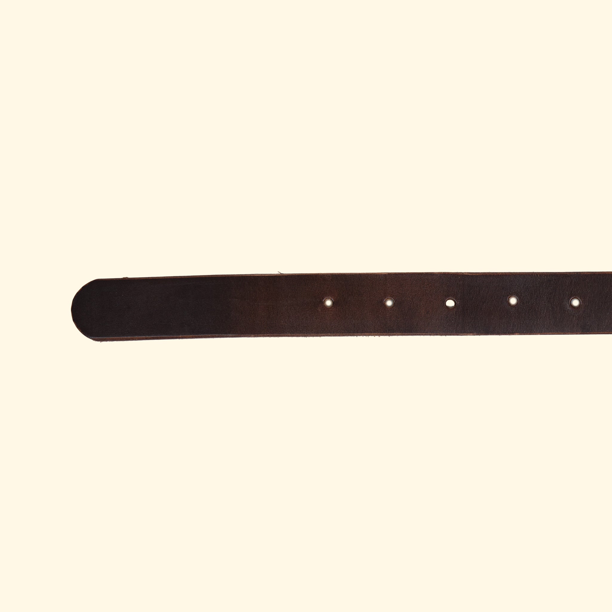 op belt slim aus Horween Chromexcel Leder in Natural – Detailansicht der Lochpartie mit klassischer Rundspitze.