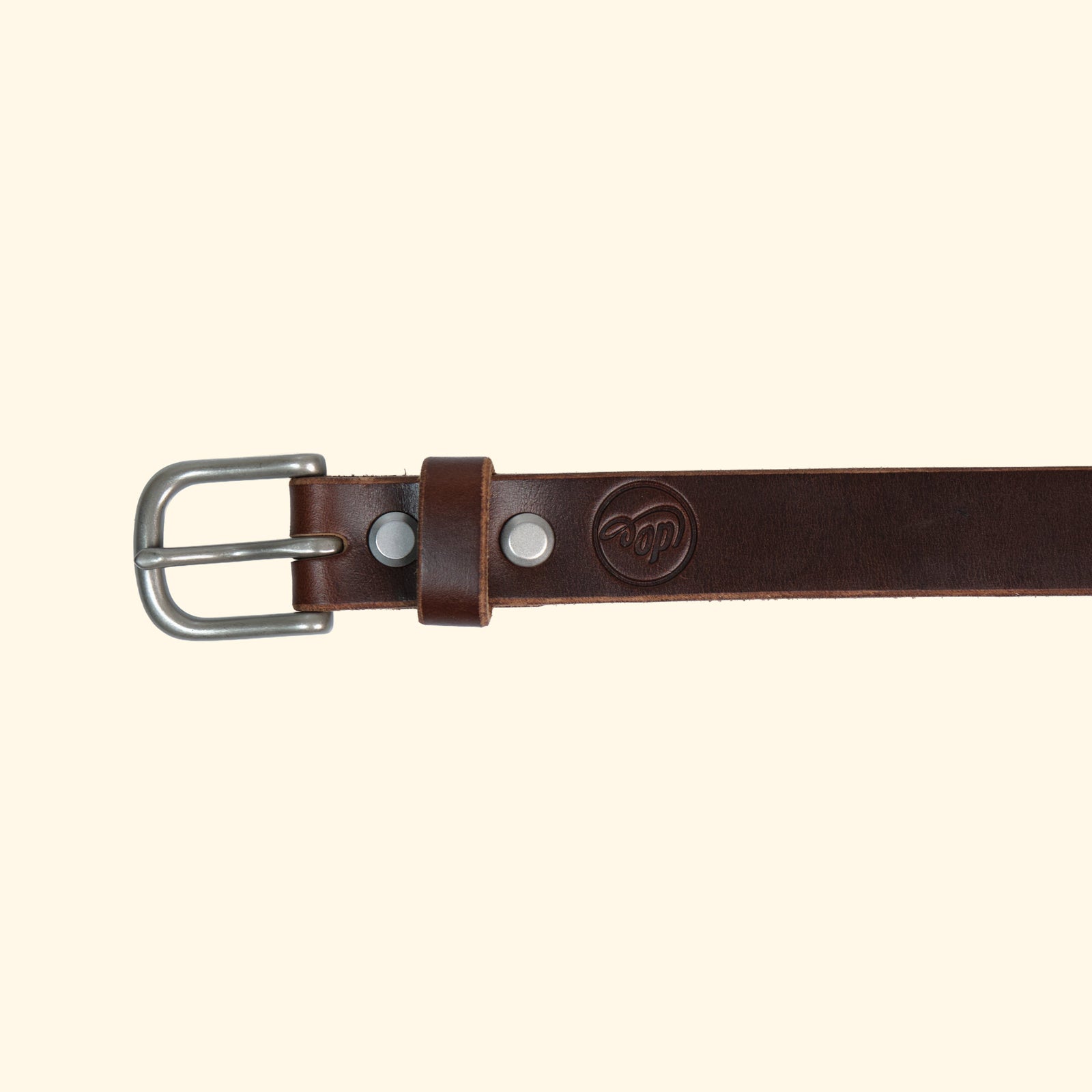 Frontansicht des op belt slim aus Horween Chromexcel Leder in Dunkelbraun mit Dornschliesse in Silber und geprägtem oldpassion-Logo.