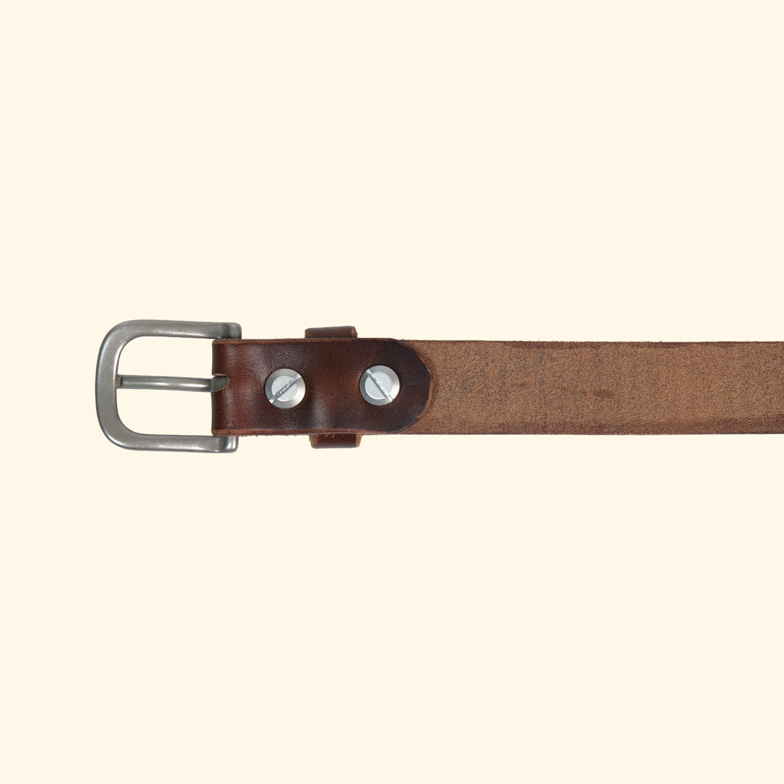 Rückansicht des op belt slim aus Horween Chromexcel Leder mit Dornschliesse in Silber und silbernen Chicago Screws.