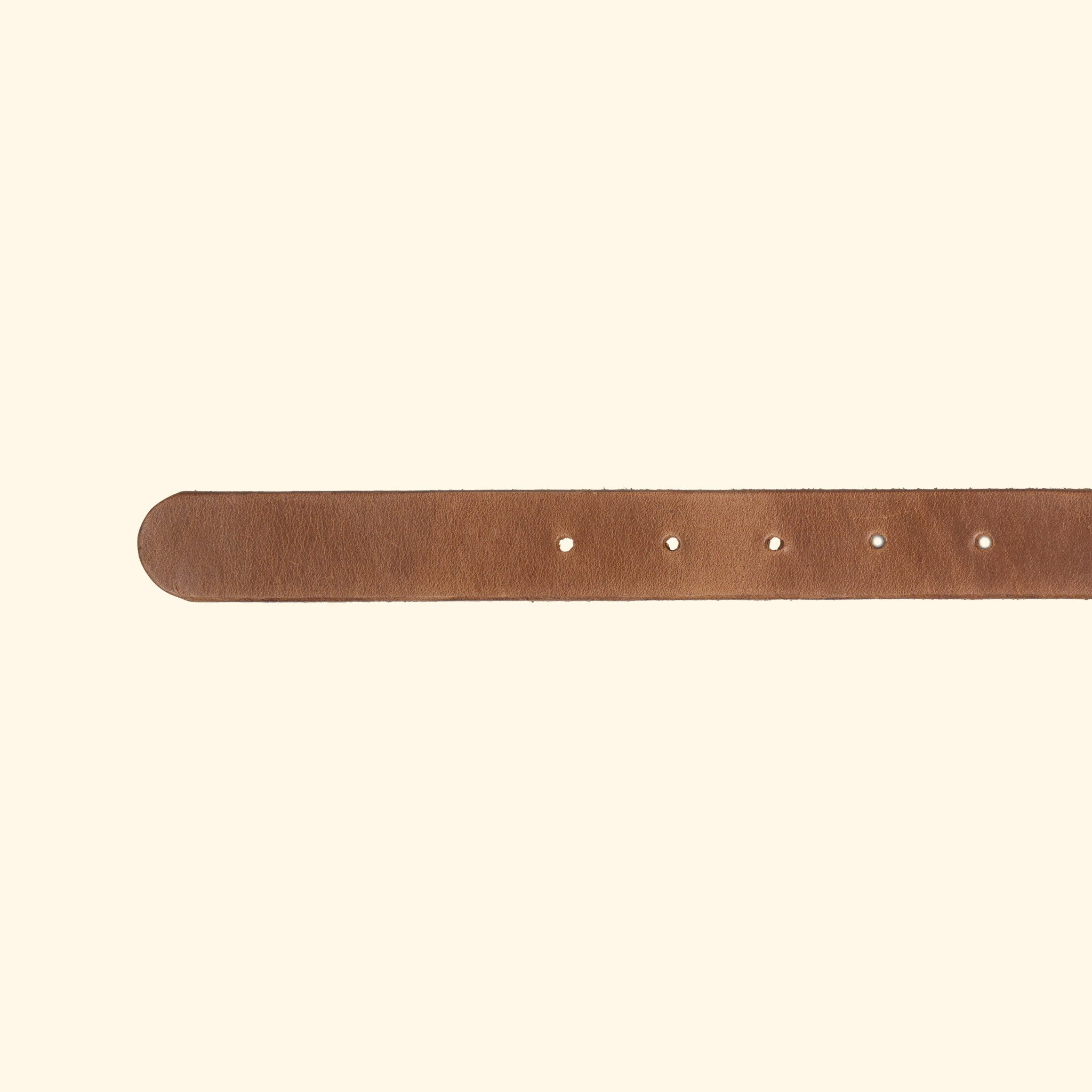 Lochpartie des oldpassion Gürtelmodells op belt slim aus Horween Chromexcel in Natural mit fein abgerundeter Gürtelspritze.