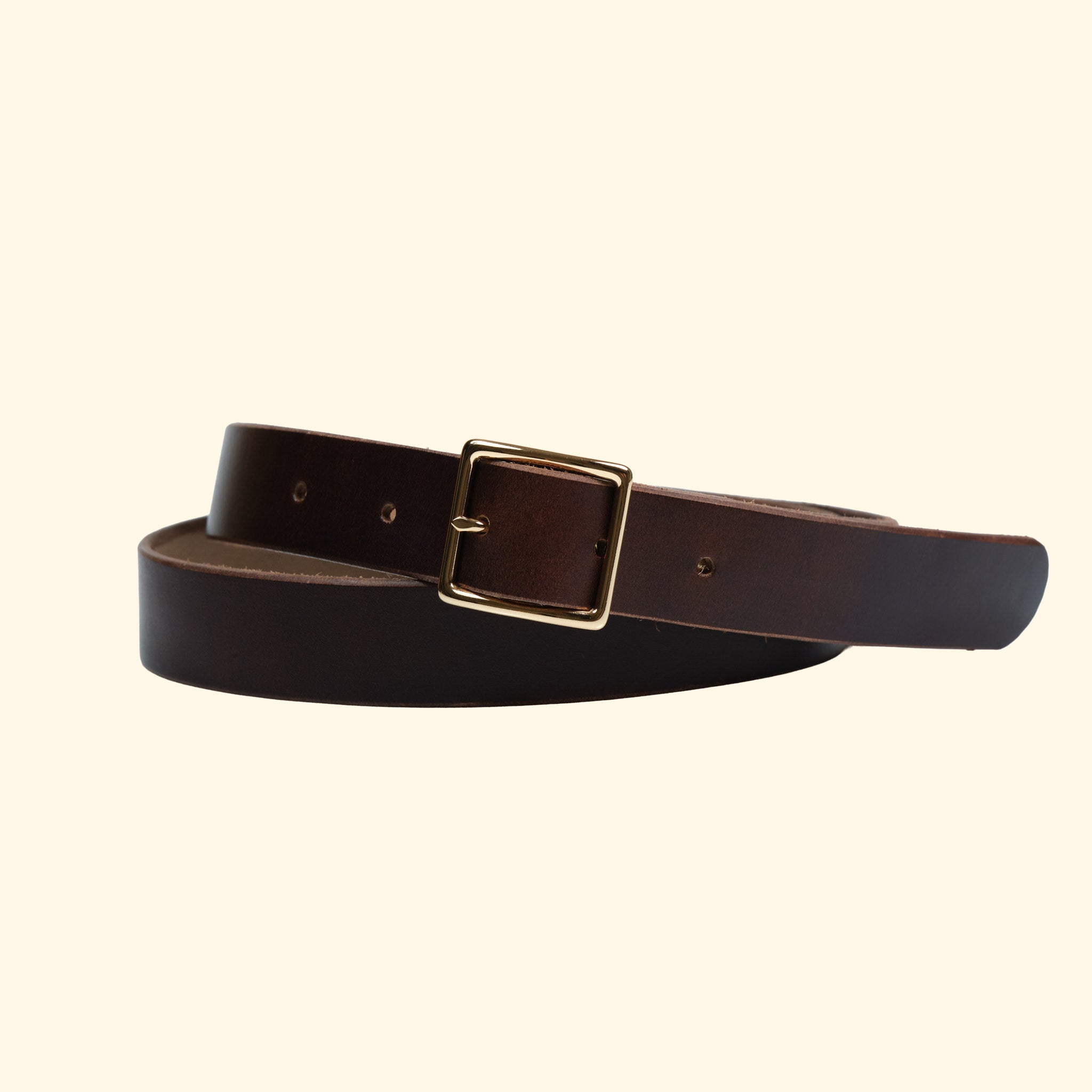 Schmaler Gürtel von oldpassion aus Horween Chromexcel in Dunkelbraun mit goldfarbener Mittelsteg-Dornschliesse, leicht gedreht dargestellt.
