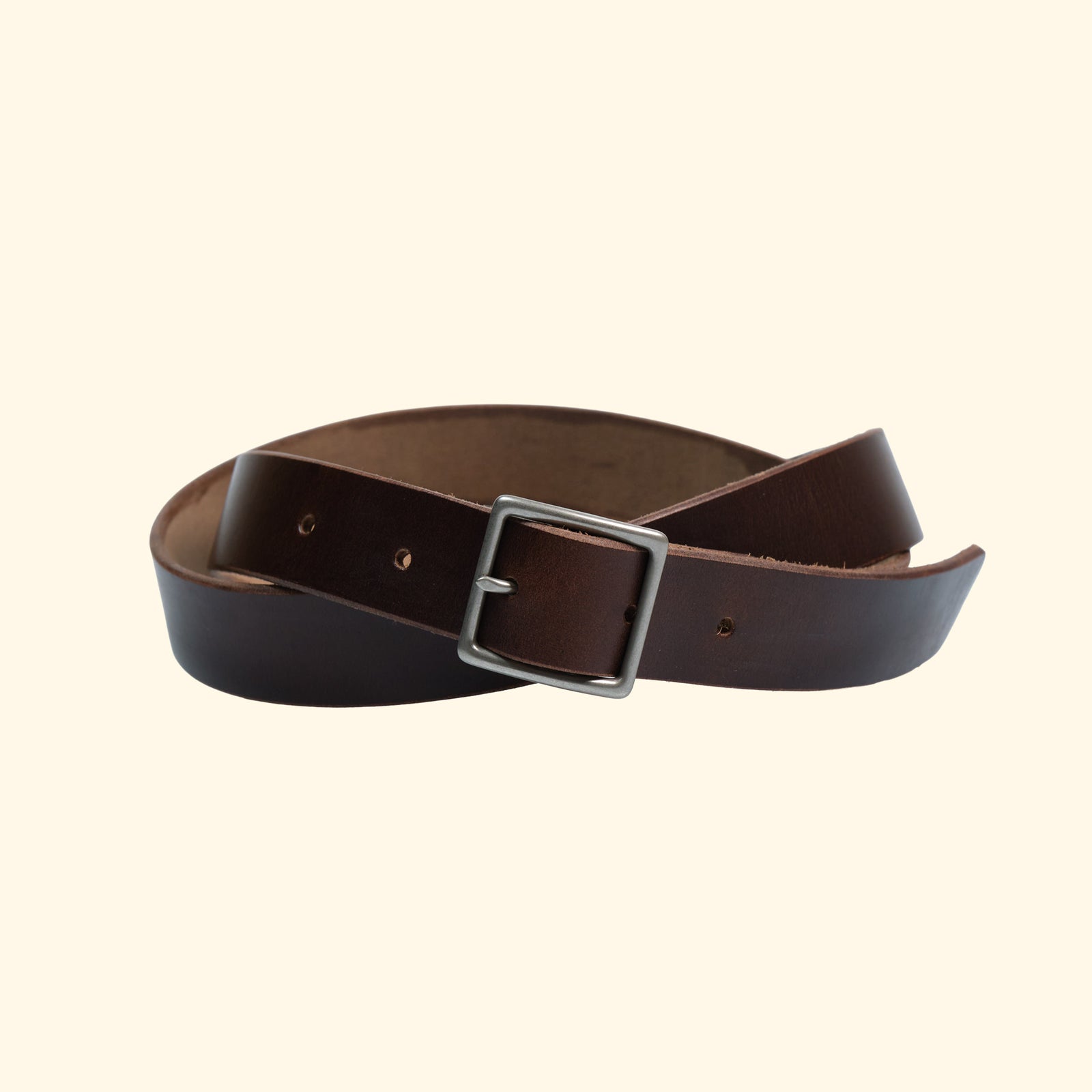 Schmaler Gürtel von oldpassion aus Horween Chromexcel in Dunkelbraun mit silberfarbener Mittelsteg-Dornschliesse, leicht gedreht dargestellt.