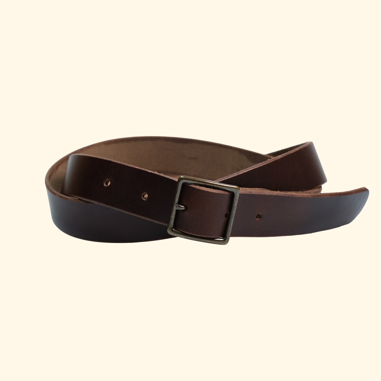 Produktansicht des oldpassion Gürtelmodells op belt slim aus Horween Chromexcel in Dunkelbraun mit antique-farbener Mittelsteg-Dornschliesse.