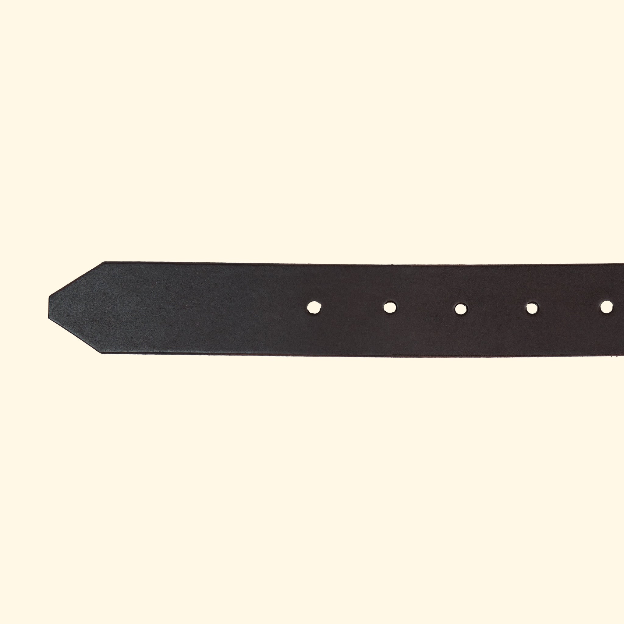 Spitzenansicht des op belt in Rocky Dark Brown mit klarer Lochung und glatter, dunkelbrauner Lederoberfläche.