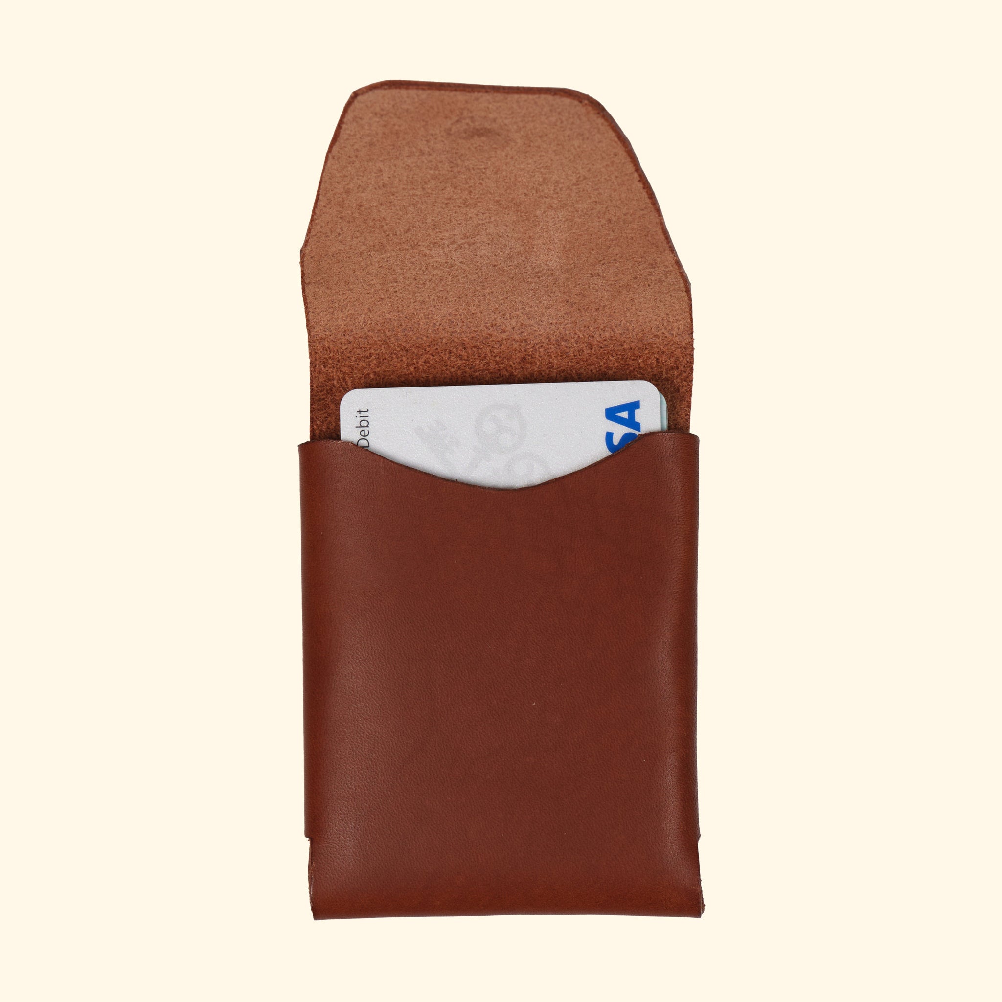 oldpassion Origami Wallet in Hellbraun Farbe, geöffnet mit Karten, nahtloses Design aus pflanzlich gegerbtem Leder