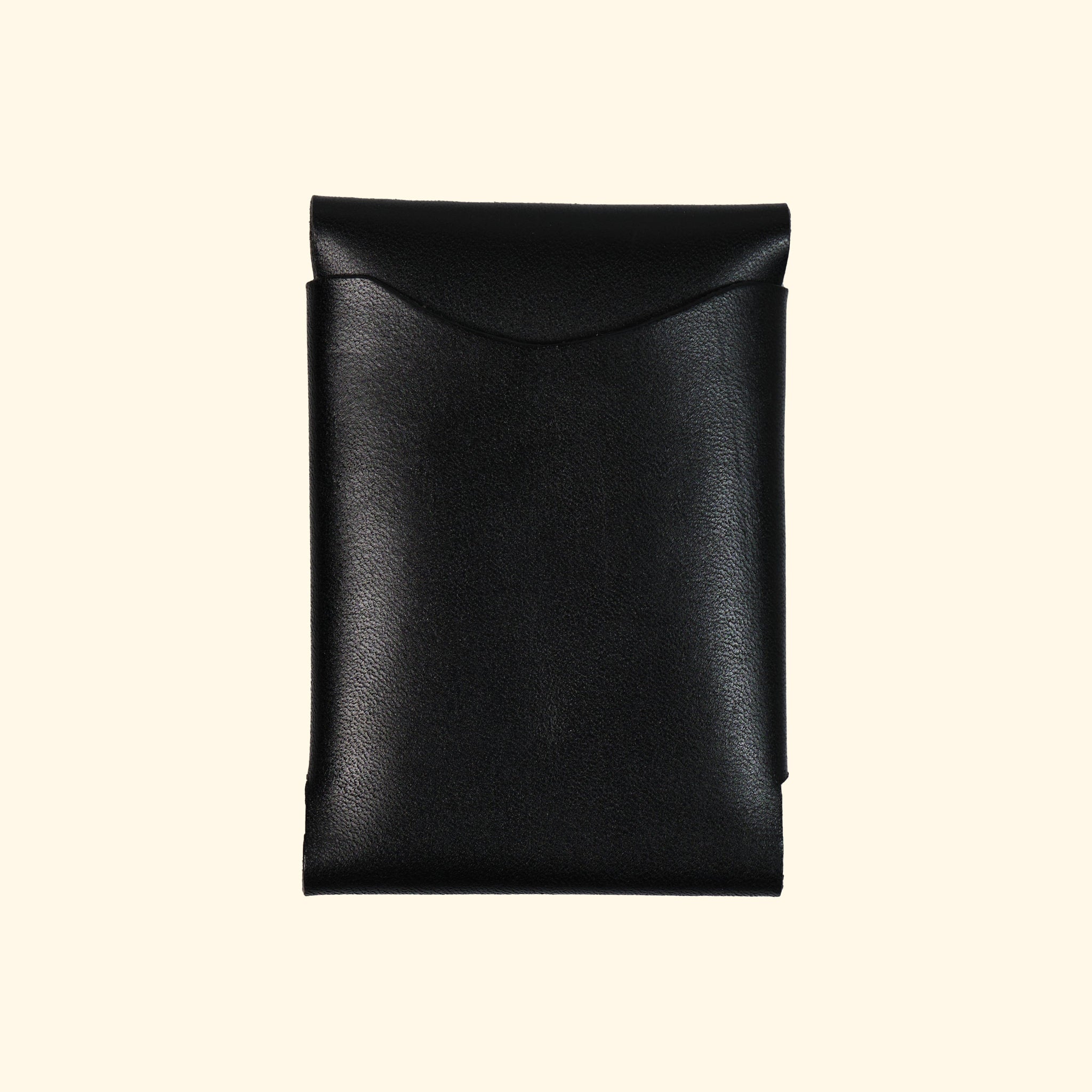 oldpassion Origami Wallet in Schwarz Farbe, Vorderansicht, nahtloses Design aus pflanzlich gegerbtem Leder