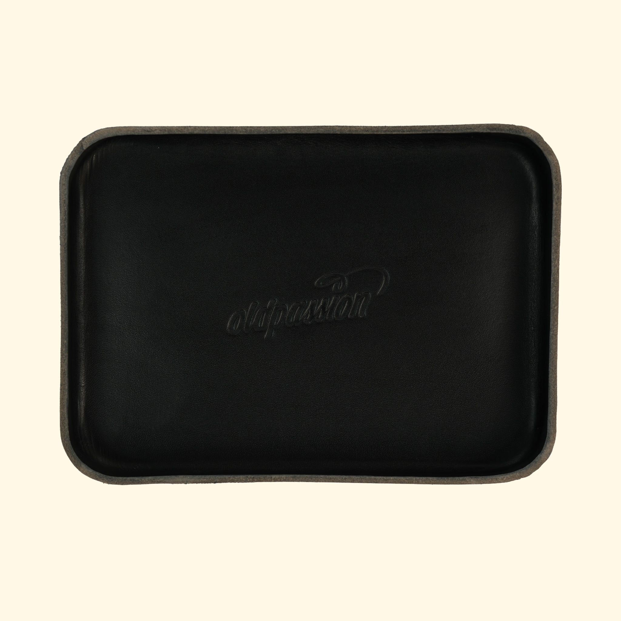 Schwarzes Leder-Tray von oldpassion in der Draufsicht, ideal als Taschenleerer oder Aufbewahrungsschale.