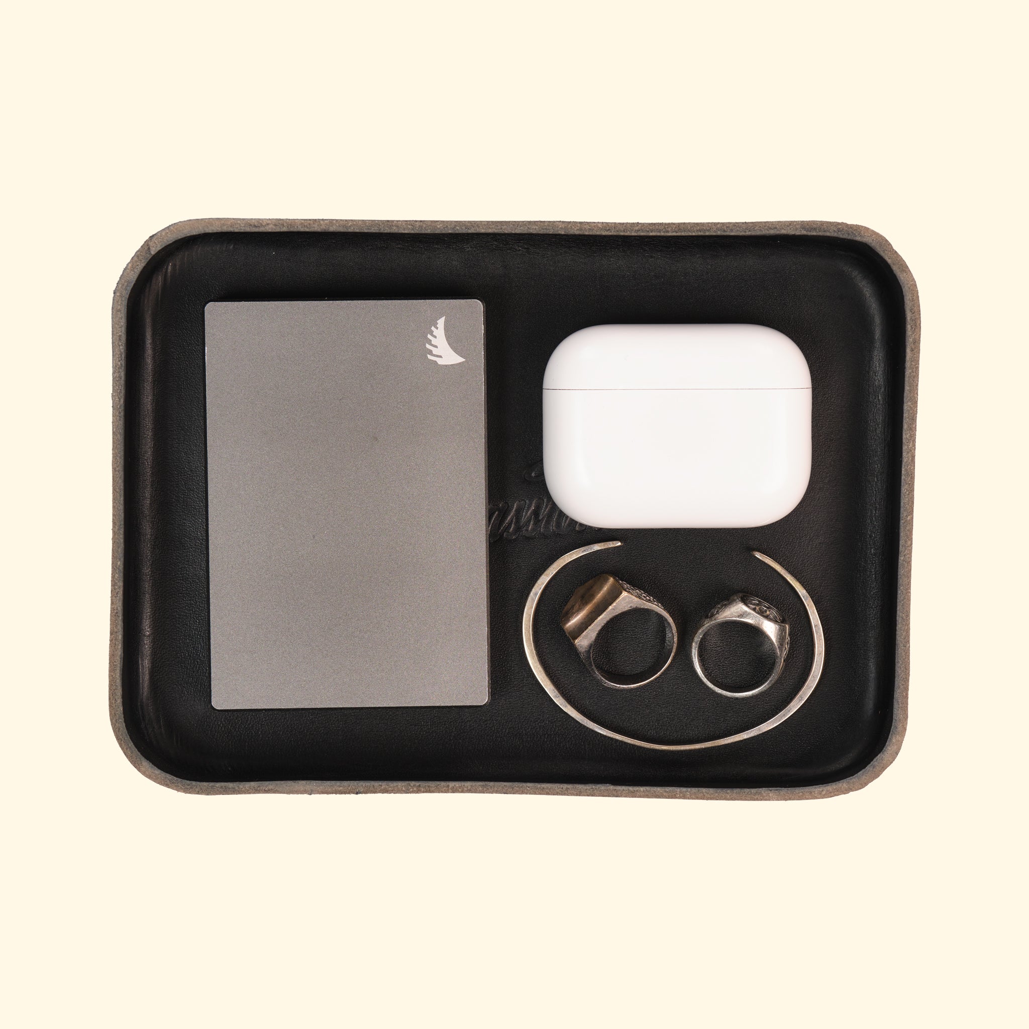 Sleek Tray, Schwarz, Draufsicht mit EDC-Accessoires