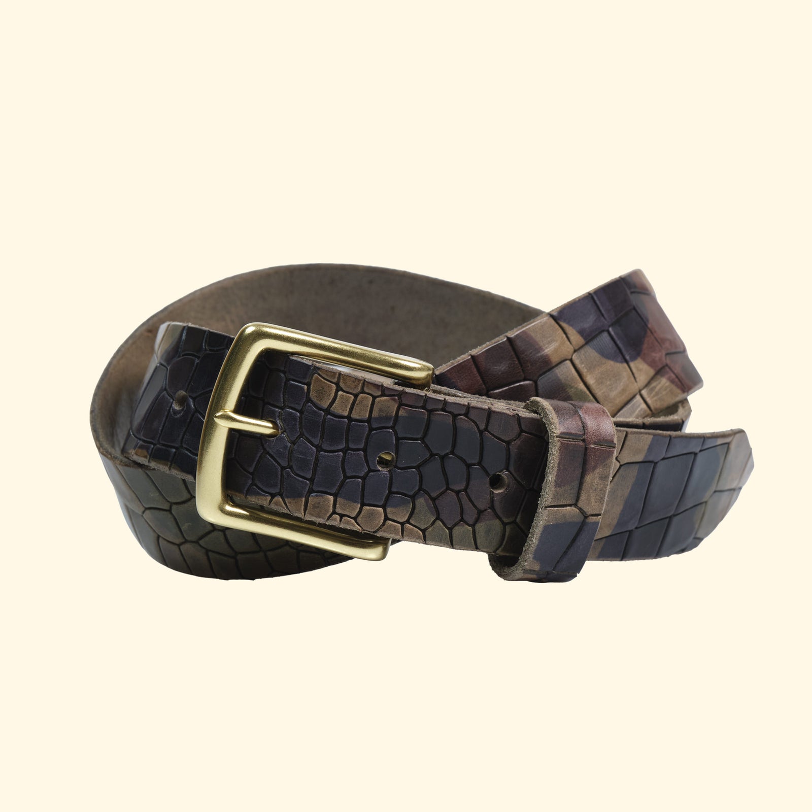 Gerollter op belt Croccu Camo Verde mit goldfarbener Messingschnalle, Croco-Prägung und Camouflage-Design aus italienischem Rindsleder