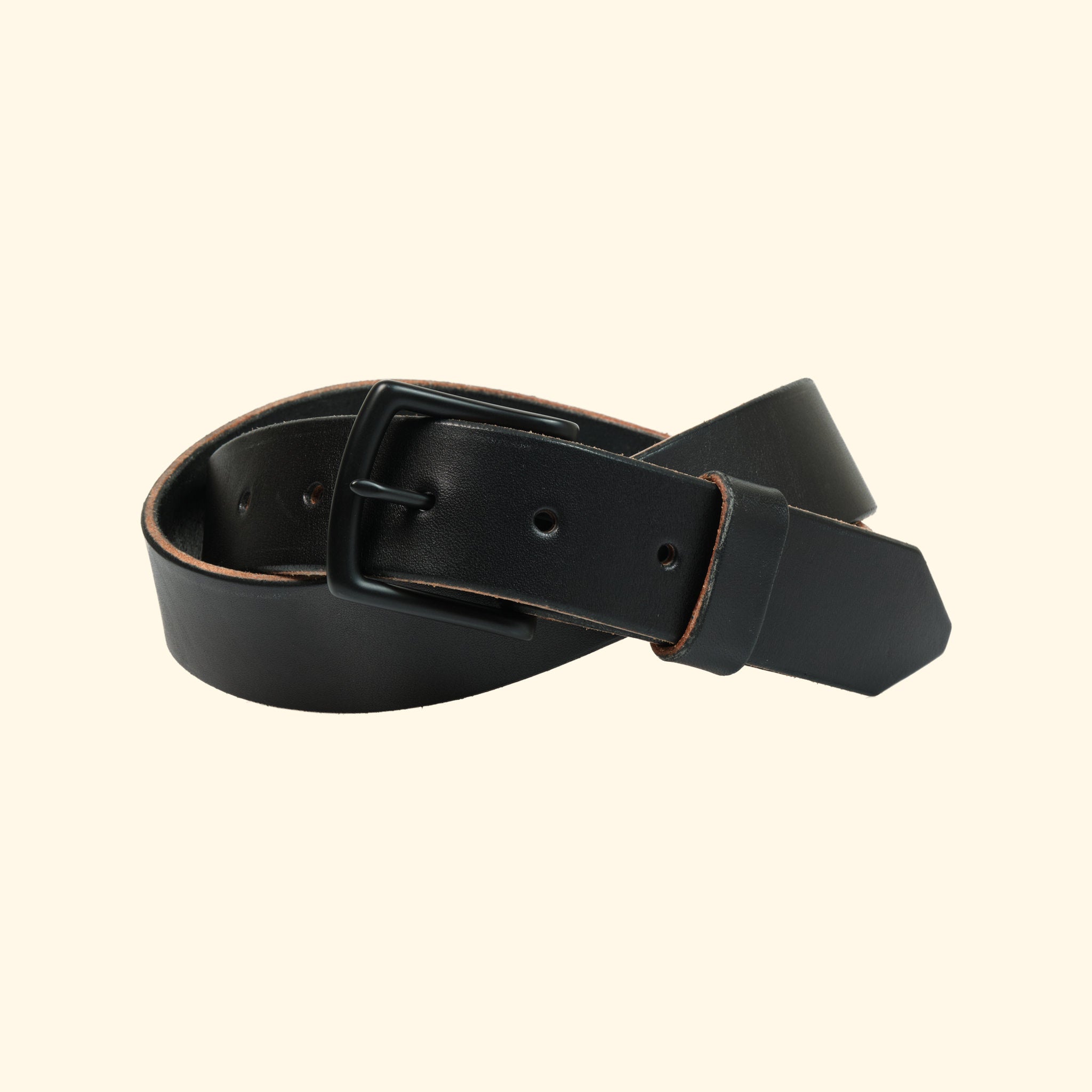 op-belt-langlebiger-Ledergürtel-auf-Mass-black-schnalle-black-brass-frontview