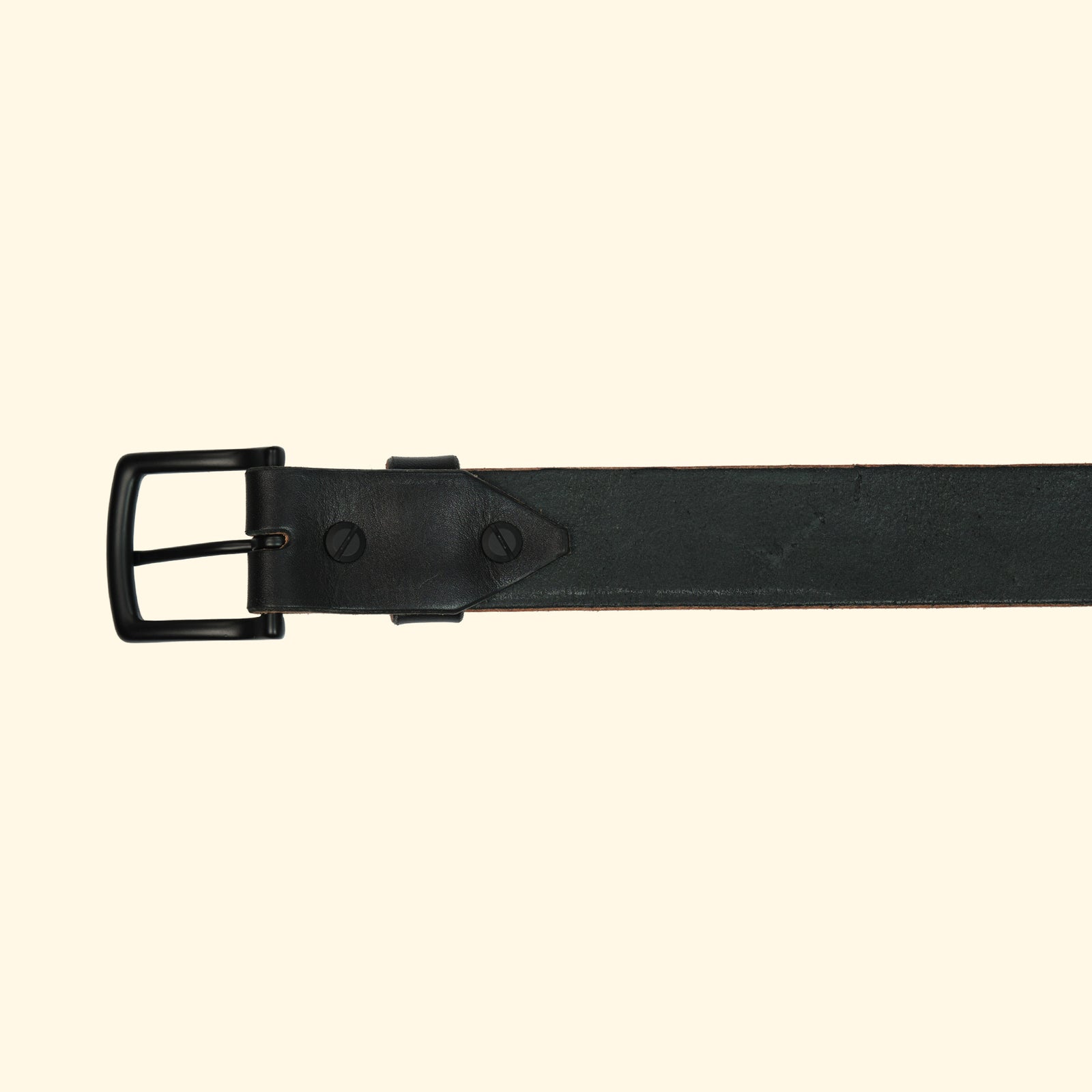 op-belt-langlebiger-Ledergürtel-auf-Mass-black-schnalle-black-brass-rueckseite