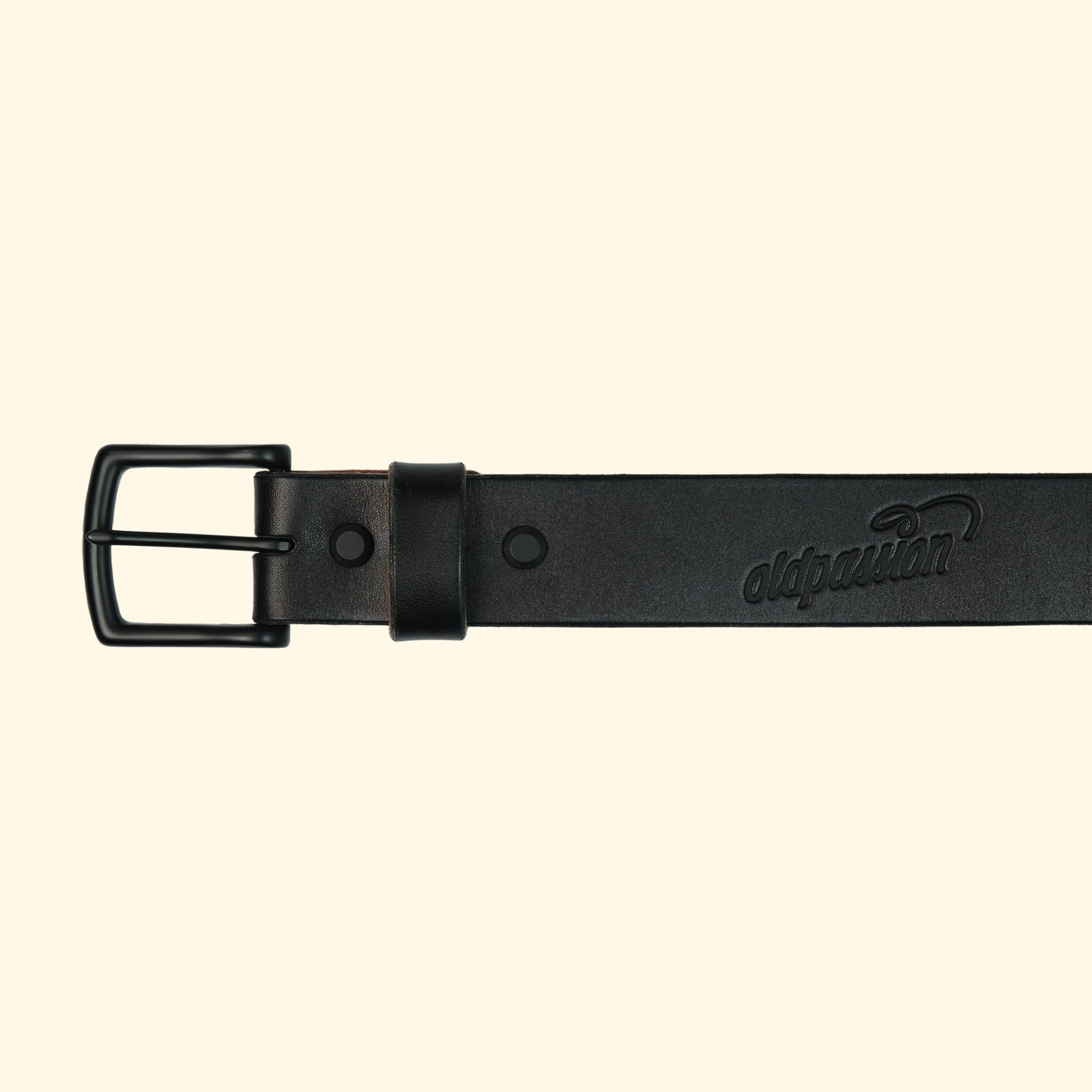 op-belt-langlebiger-Ledergürtel-auf-Mass-black-schnalle-black-brass-vorderseite