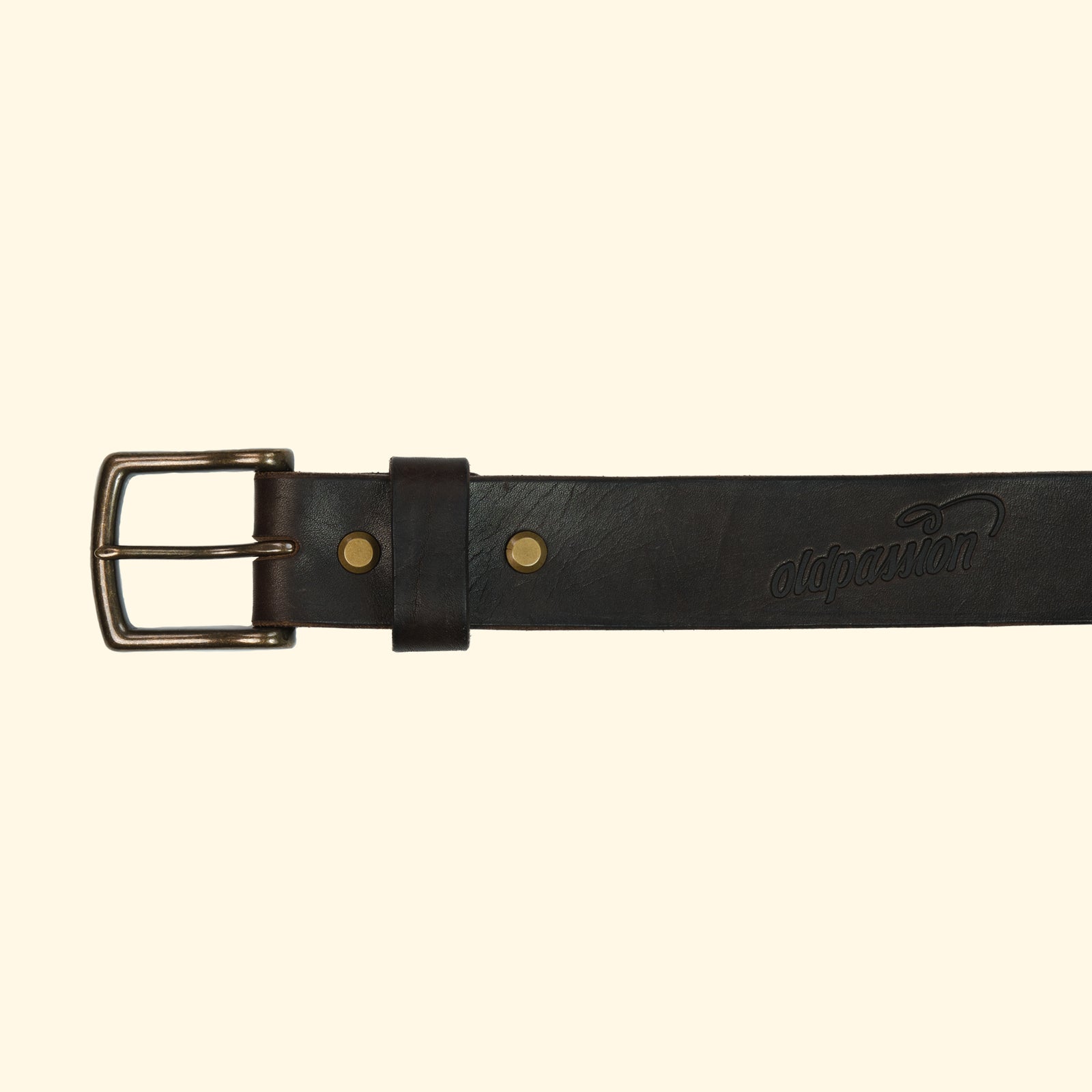 op-belt-langlebiger-Ledergürtel-auf-Mass-myrtille-dark-brown-schnalle-antique-brass-vorderseite