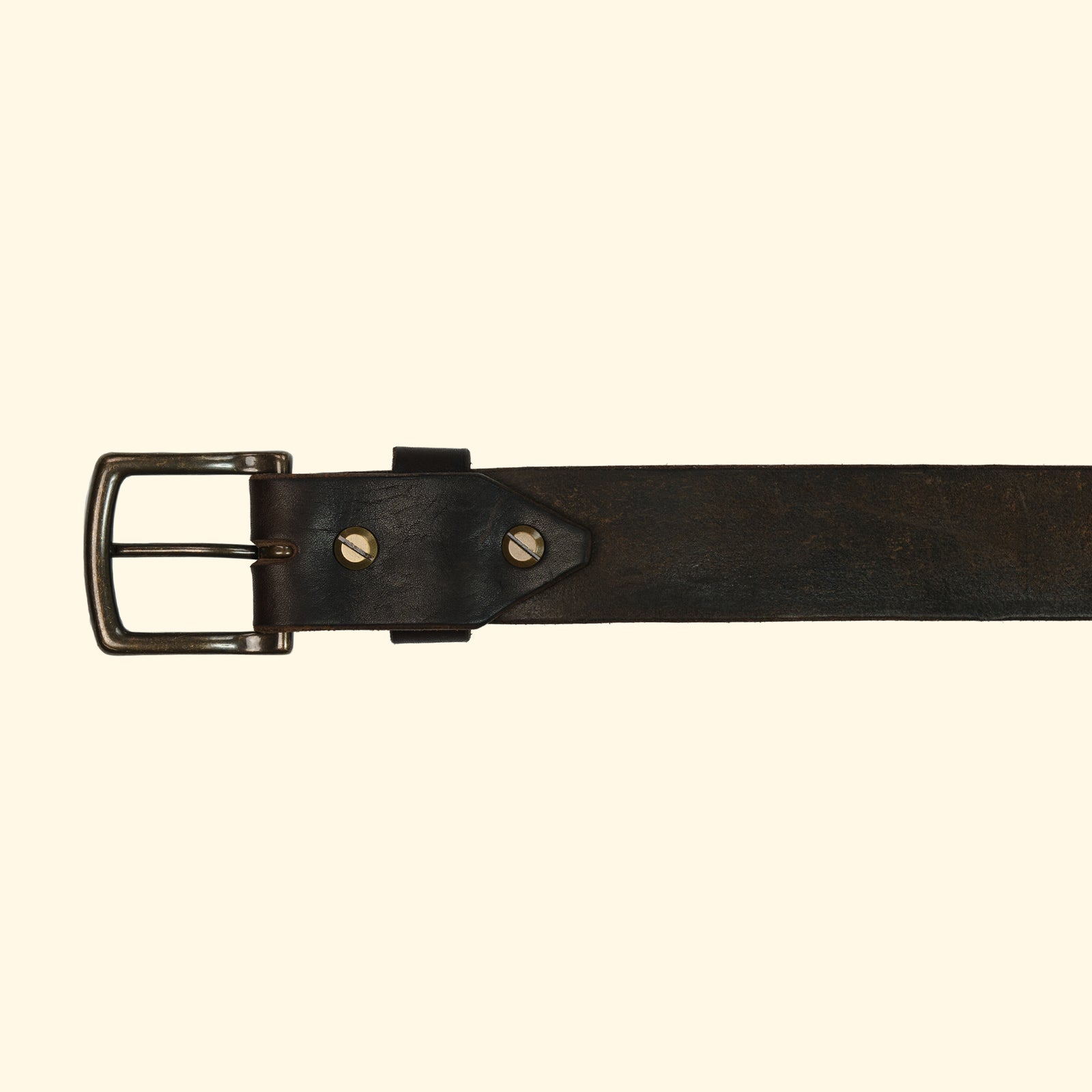 op-belt-langlebiger-Ledergürtel-auf-Mass-myrtille-dark-brown-schnalle-gold-antique-brass-rueckseite