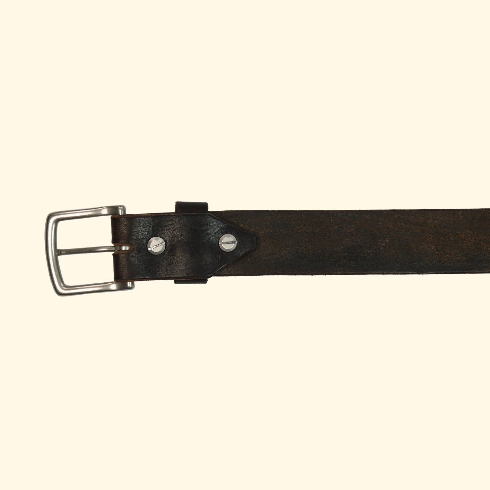 op-belt-langlebiger-Ledergürtel-auf-Mass-myrtille-dark-brown-schnalle-silver-brass-rueckseite