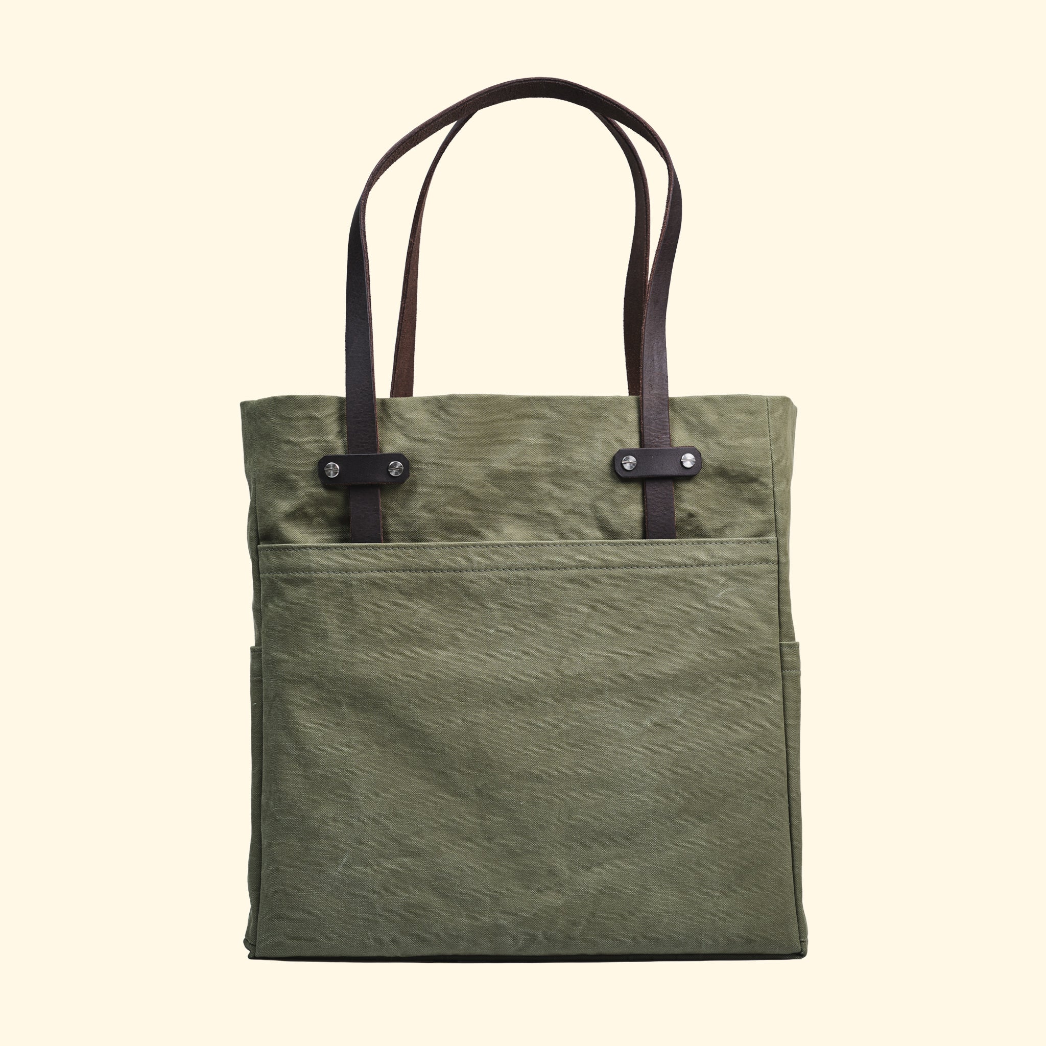 Tote Bag aus gewachstem Canvas in Olivgrün mit braunen Ledergriffen – handgefertigt in der Schweiz von oldpassion
