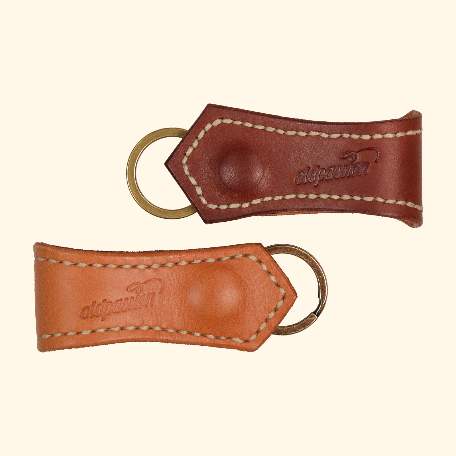 Key-Fob-Einzigartiger-Schlüsselanhänger-aus-Leder-hellbraun-nature-brass-ring-vorderseite-oldpassion-from-prison-with-love