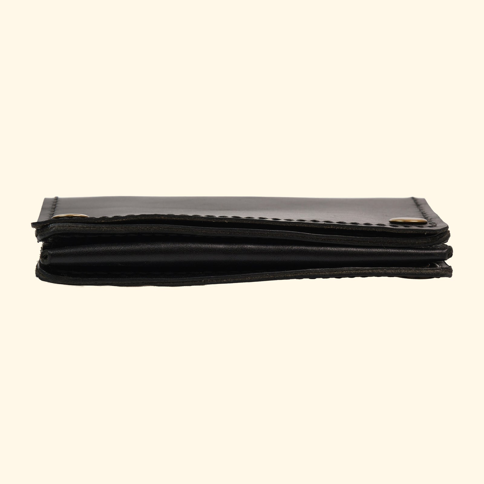 Trucker-Wallet-Extravagantes-Leder-Portemonnaie-schwarz-Leder-antique-hardware-oldpassion-from-prison-with-love-Seitenansicht-vorne