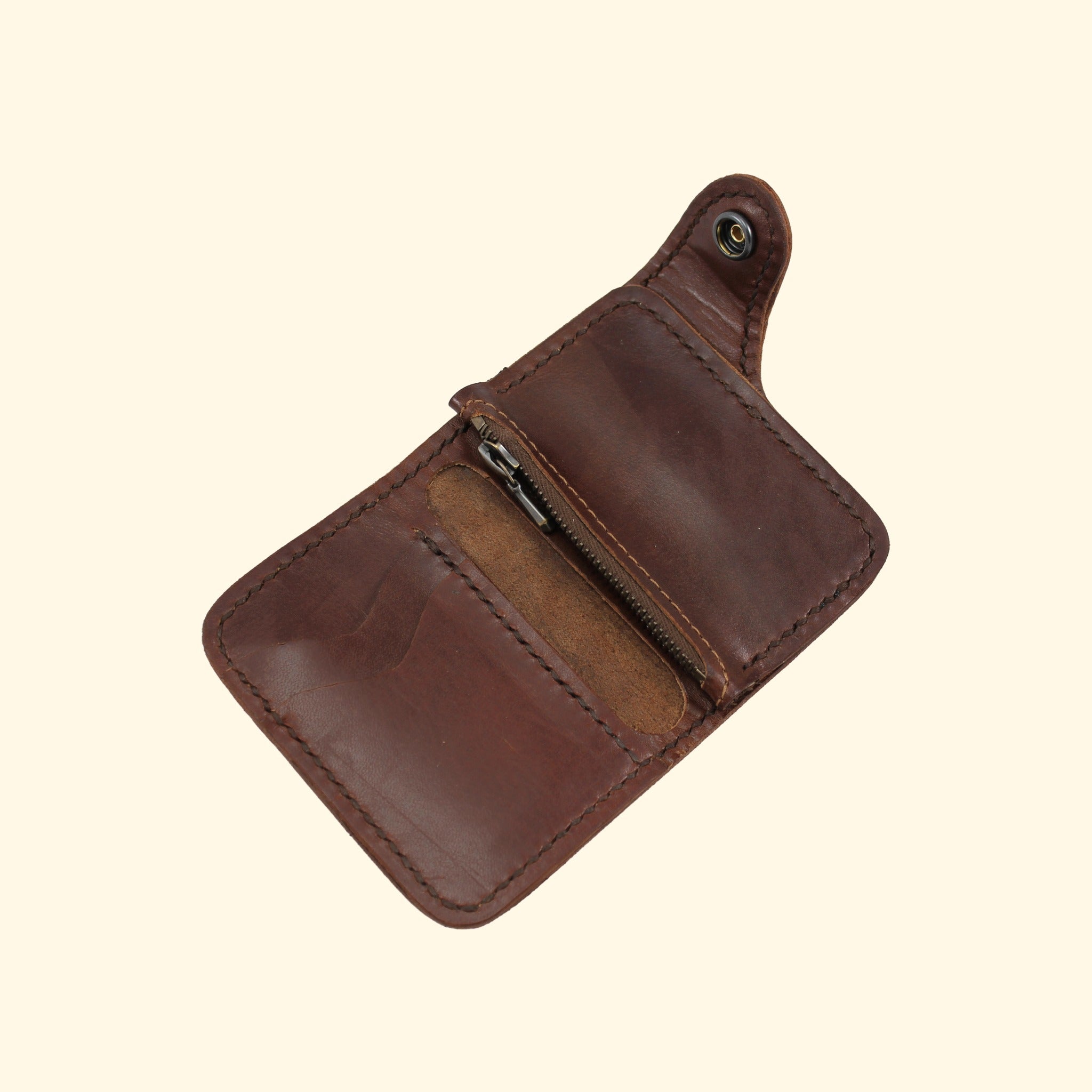 Vollständig geöffnetes Oldpassion Snap Wallet aus dunkelbraunem Leder mit dunkelbraunem Faden