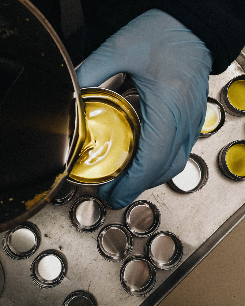 Marbee-all-natural-leather-balm-herstellung-11_Abfüllen-der-Lederpflege