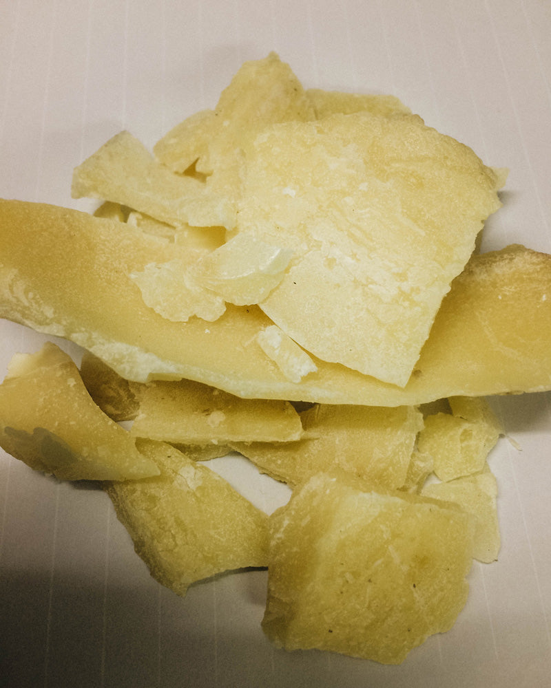 Marbee-all-natural-leather-balm-herstellung-7_heller-Bienenwachs-nach-dem-Einschmelzen-und--Klären